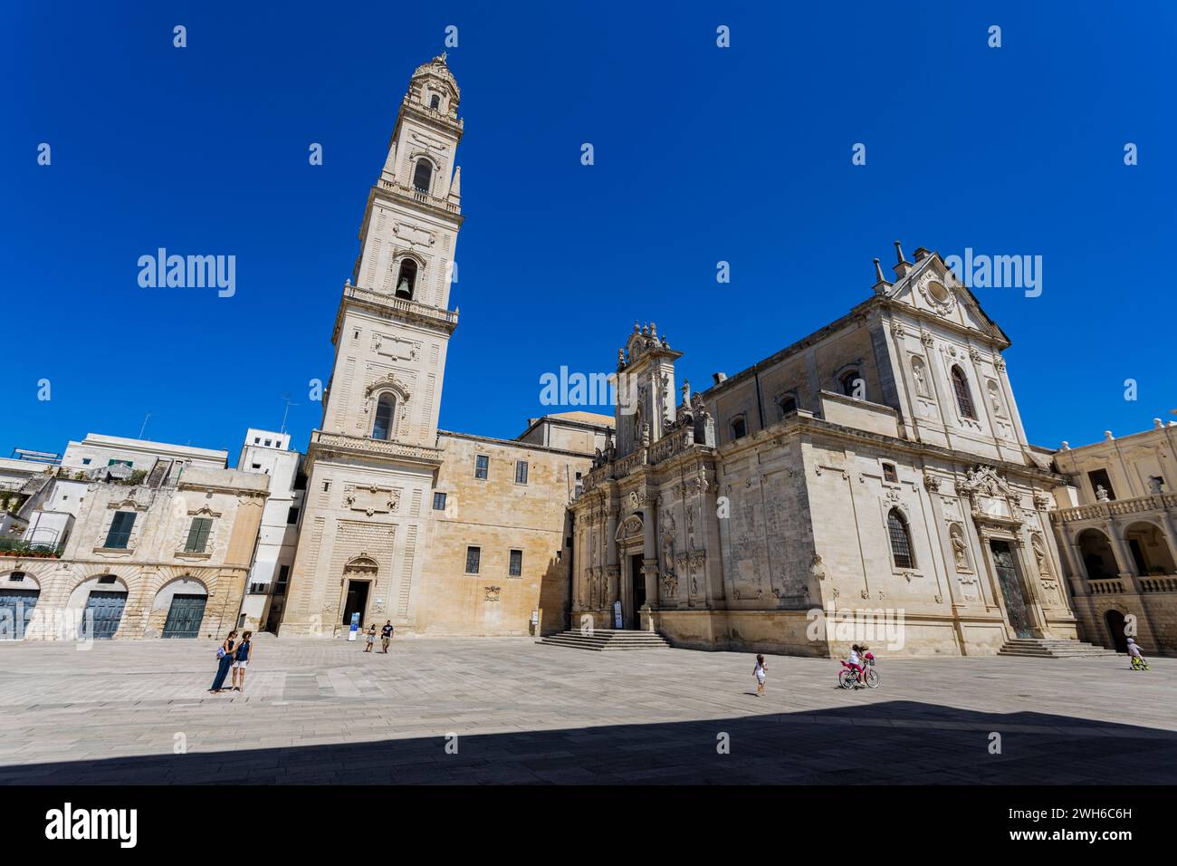 LECCE, ITALIA, 12 DE JULIO de 2022 - La catedral metropolitana de Santa María Assunta en Lecce, Puglia, Italia Foto de stock