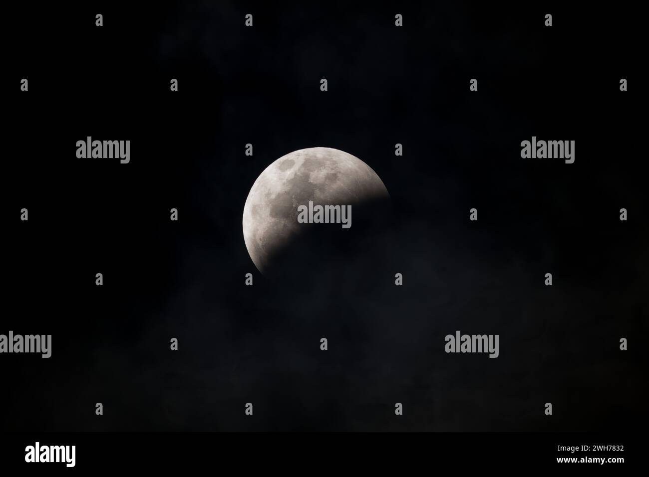 Eclipse total en progreso de la luna de súper lobo sanguíneo el 21 de enero de 2019, visto desde Uxmal, Yucatán, México. Foto de stock