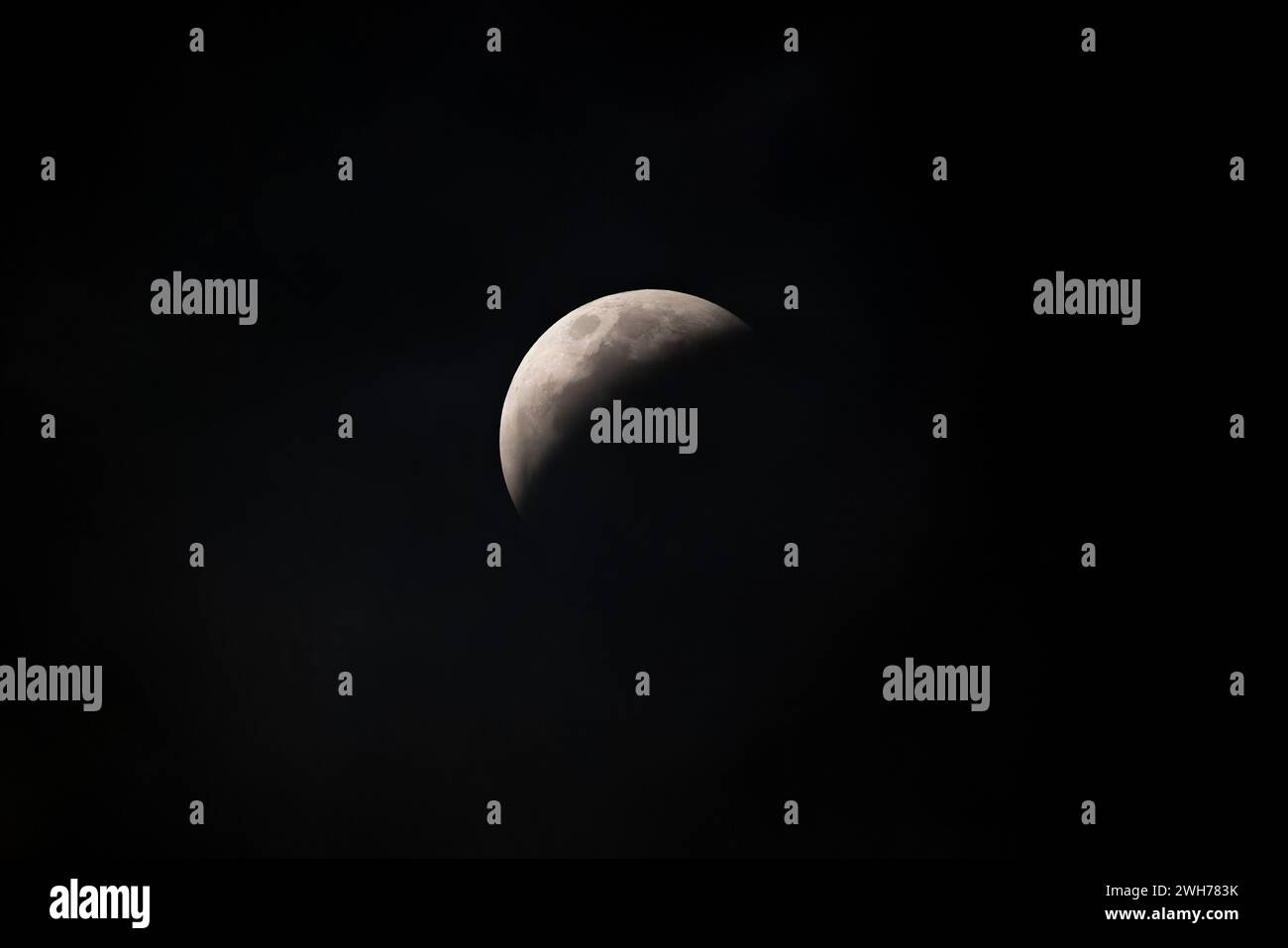 Eclipse total en progreso de la luna de súper lobo sanguíneo el 21 de enero de 2019, visto desde Uxmal, Yucatán, México. Foto de stock