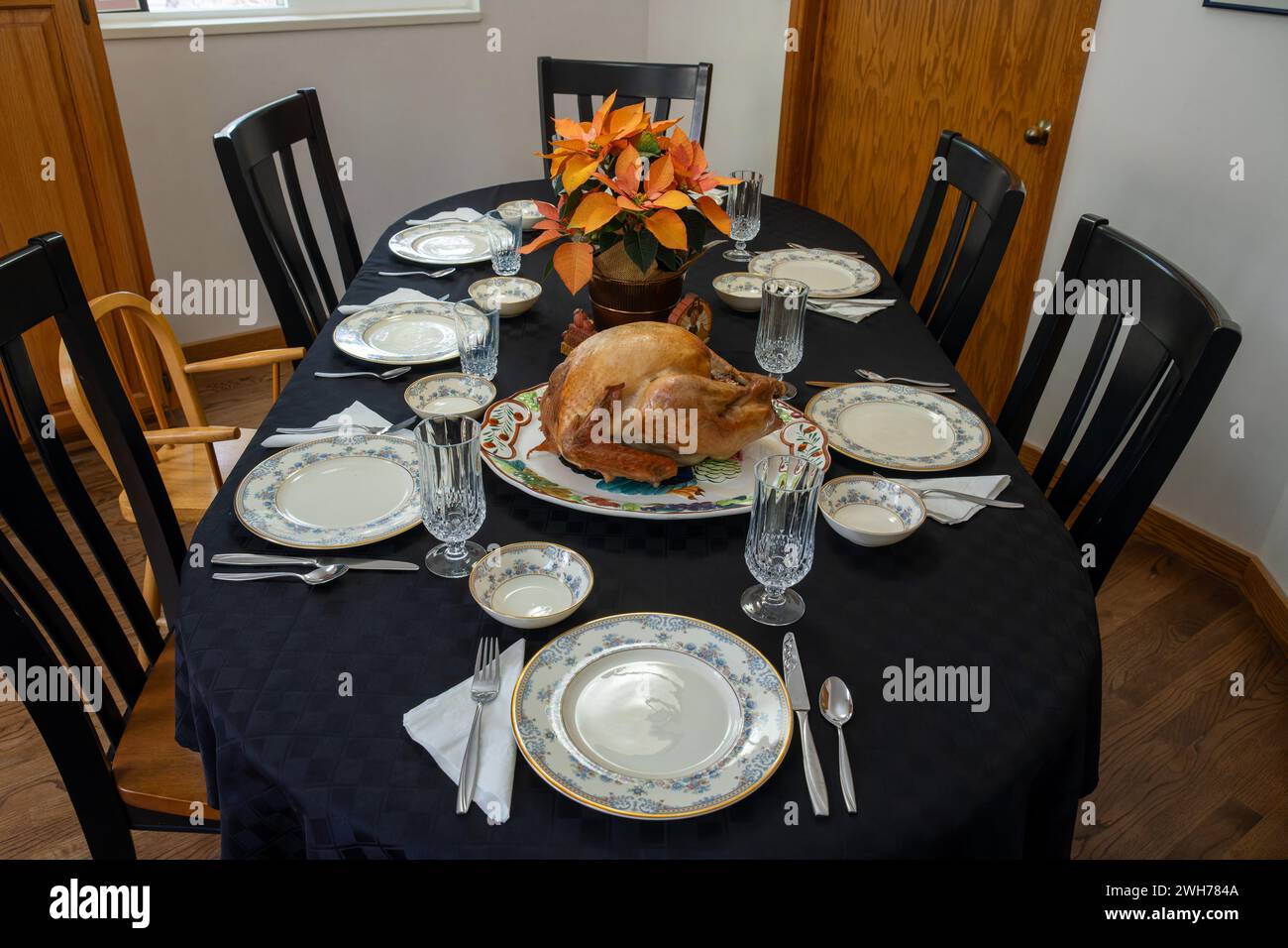 Mesa para una cena de fiesta de Acción de Gracias con un pavo asado, porcelana inglesa fina y copas de cristal en Utah. Foto de stock
