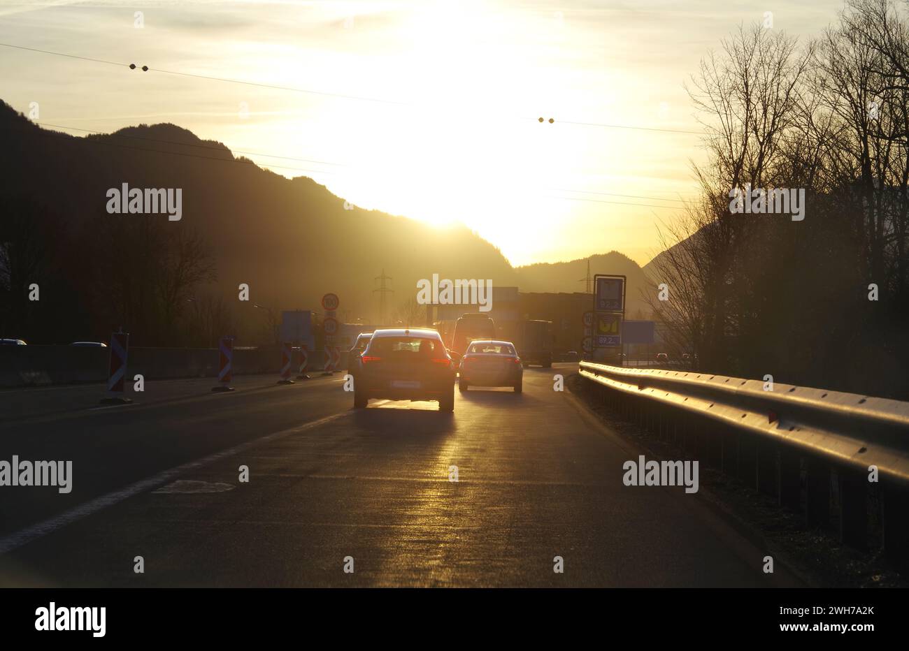 Retroiluminación en el tráfico vial. Condiciones visuales difíciles debido al resplandor del sol Foto de stock