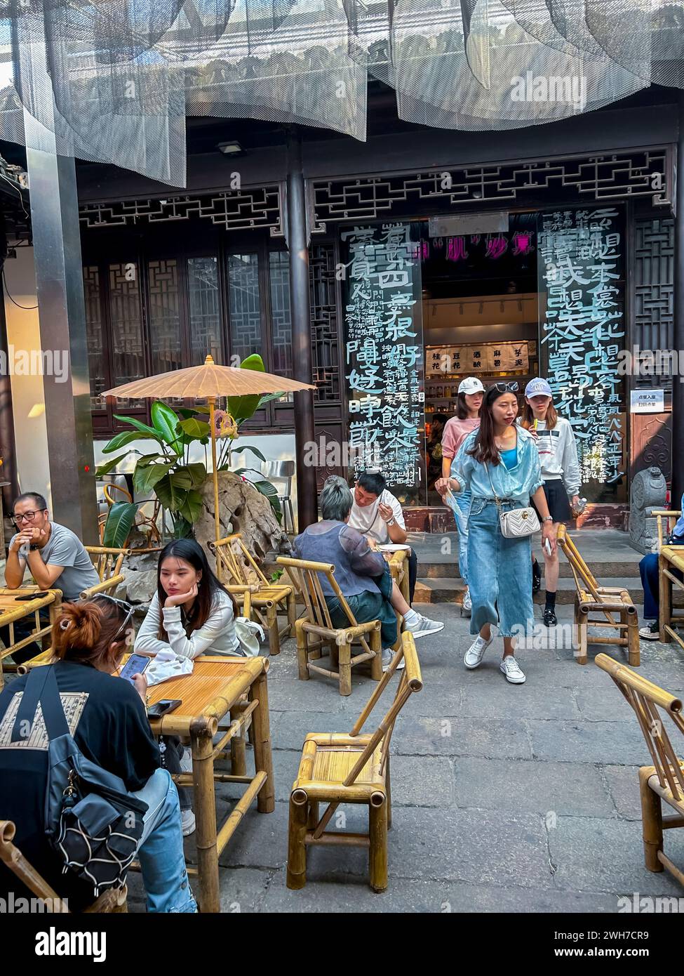 Suzhou, China, gente grande de la muchedumbre, sentado dentro en las mesas, compartiendo comidas, turistas chinos, restaurantes chinos, Foto de stock