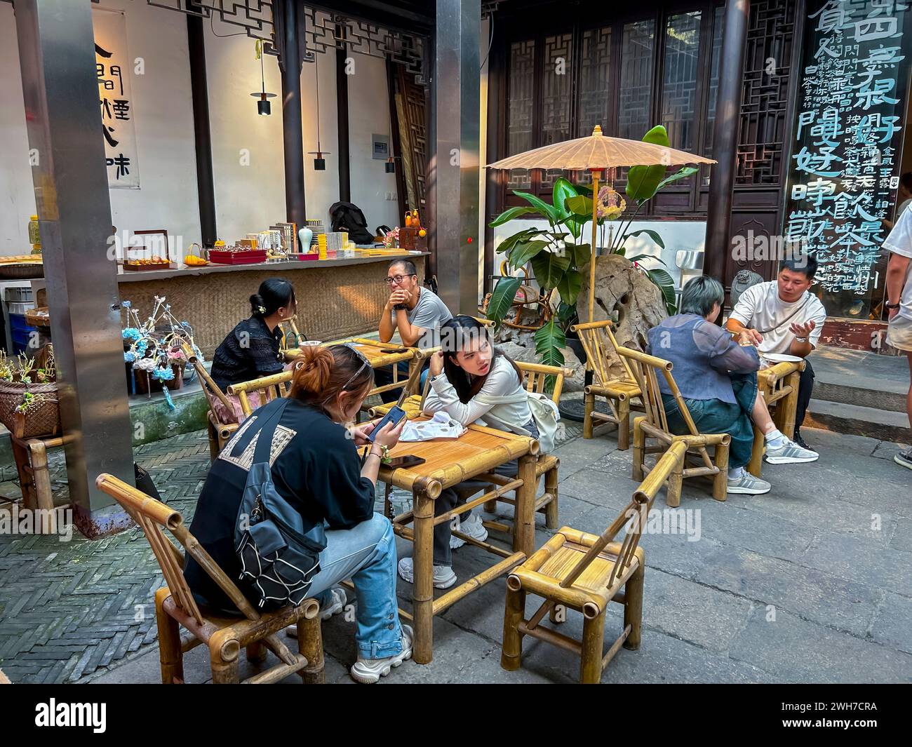 Suzhou, China, gente grande de la muchedumbre, sentado dentro en las mesas, compartiendo comidas, turistas chinos, restaurantes chinos, Foto de stock