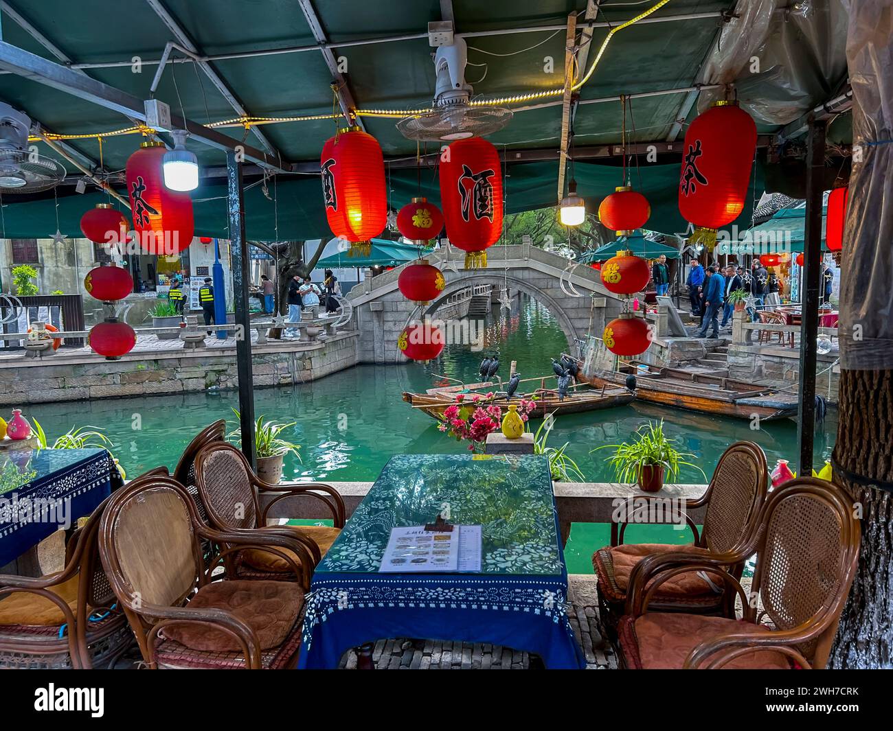 Suzhou, China, vista panorámica, centro histórico de la ciudad vieja, restaurantes chinos, mesas vacías en la terraza, en la escena del canal Foto de stock