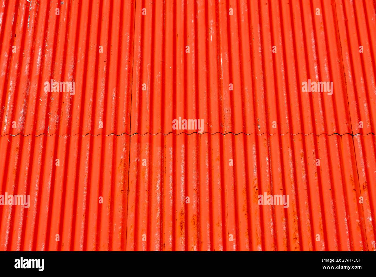 Techo de metal corrugado pintado rojo en un edificio de granja en Islandia Foto de stock