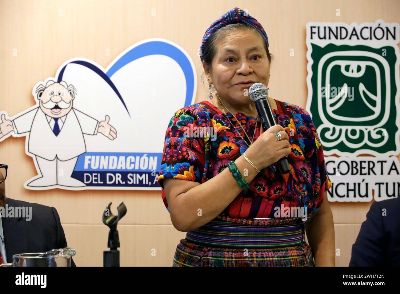 Ciudad de México, México. 07 de febrero de 2024. 7 de febrero de 2024, Ciudad de México, México: Rigoberta Menchu Tum, ex Premio Nobel de la Paz, habla durante la reunión de acuerdo entre la Fundación Rigoberta Menchu Tum y la Fundación Dr. Simi. El 7 de febrero de 2024 en la Ciudad de México, México (Foto de Luis Barron/Eyepix Group/Sipa USA). Crédito: SIPA USA/Alamy Live News Foto de stock