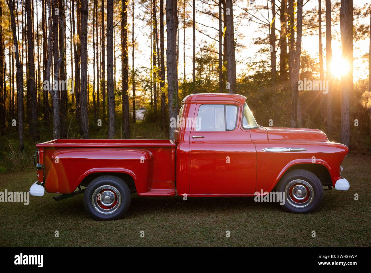 Una vieja camioneta americana retro clásica roja estacionada fuera en el país Foto de stock