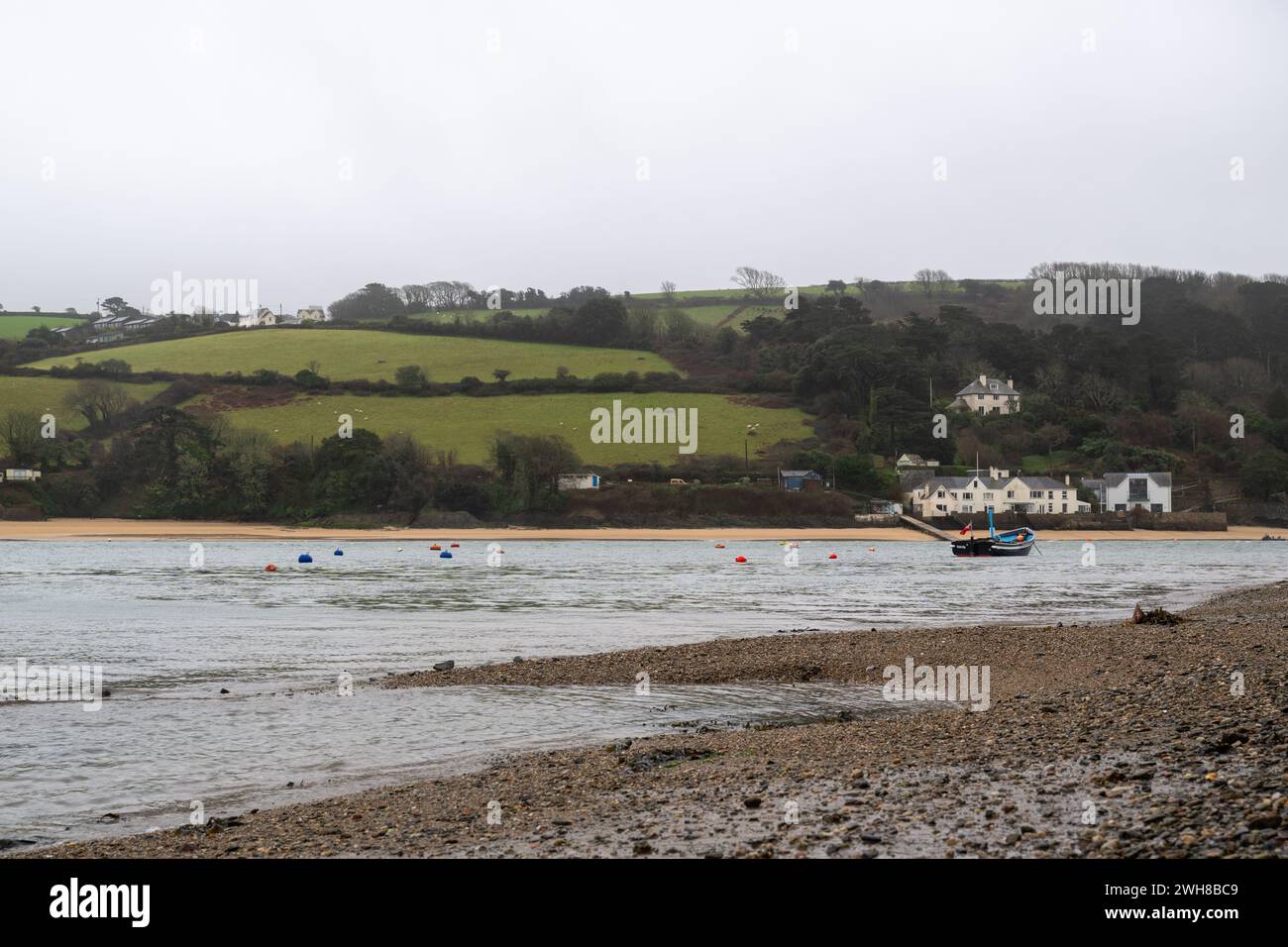 Este de Portlemouth tomado de cerca de Whitestrand, Salcombe, en la marea baja con la playa de tejas en primer plano y la playa de East Portlemouth en el fondo Foto de stock