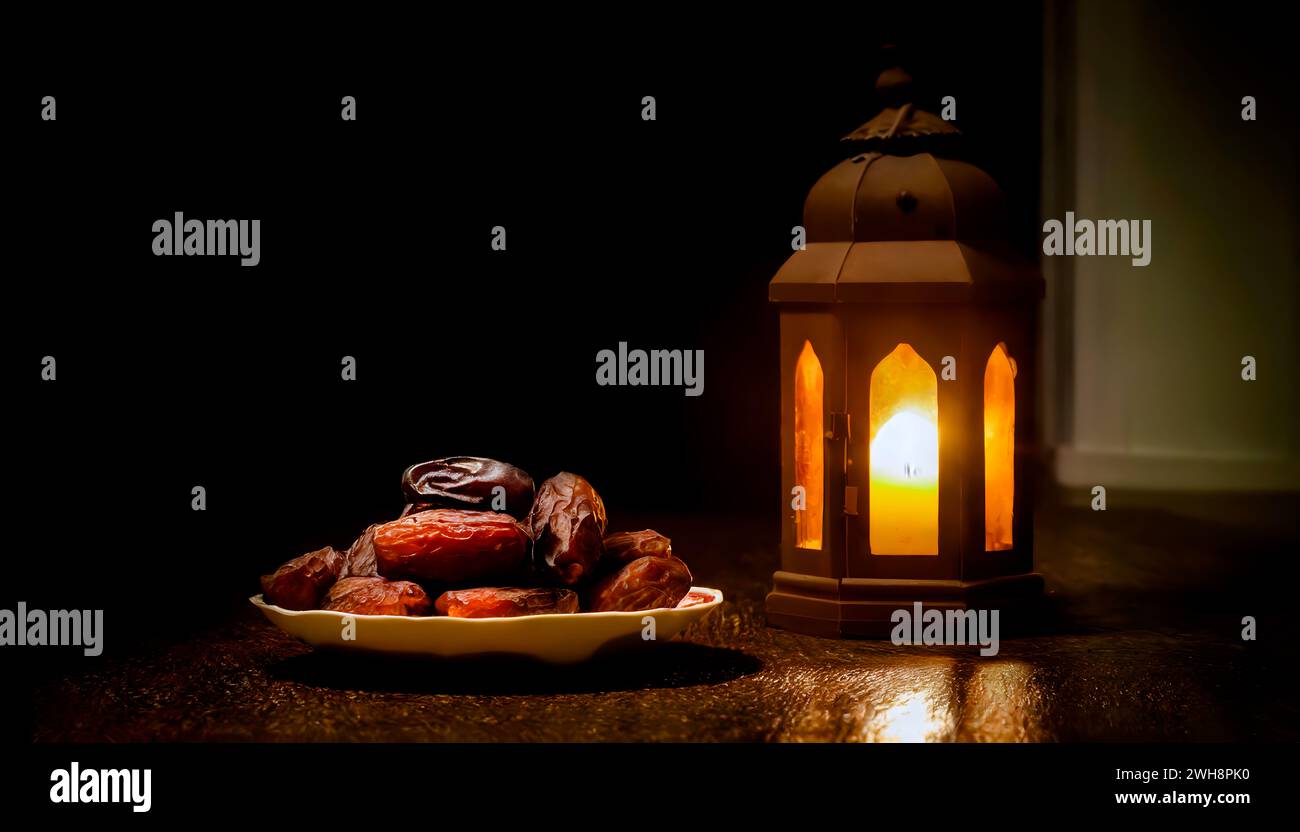 Concepto de Ramadán. Fechas de primer plano. Ramadán Linterna sobre una mesa de madera. Foto de stock