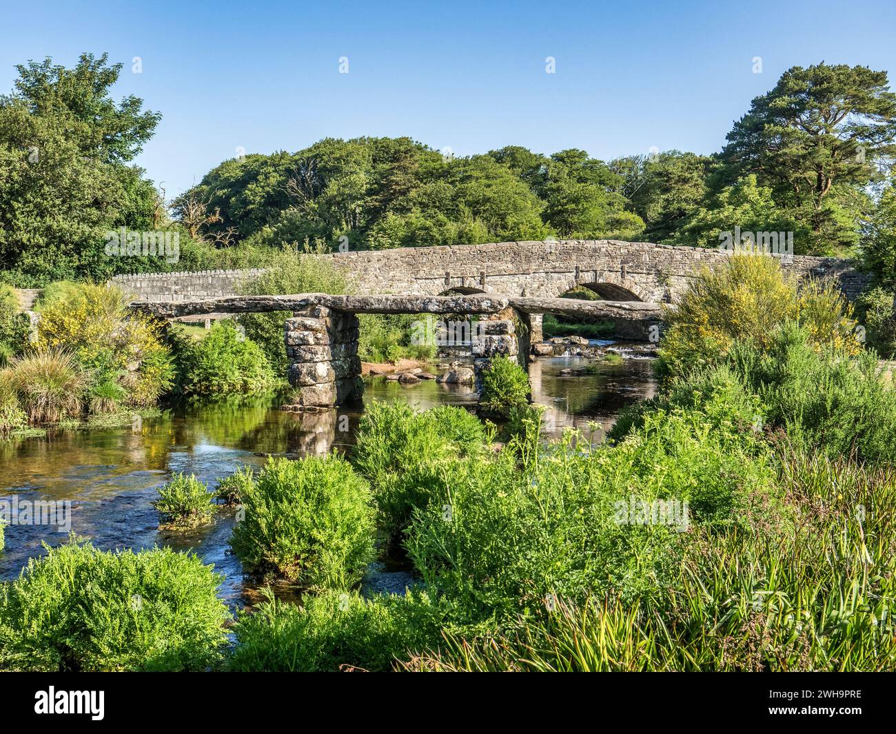 El viejo camino y los puentes de palmas sobre el río East Dart en Postbridge, en Dartmoor, Devon. Foto de stock