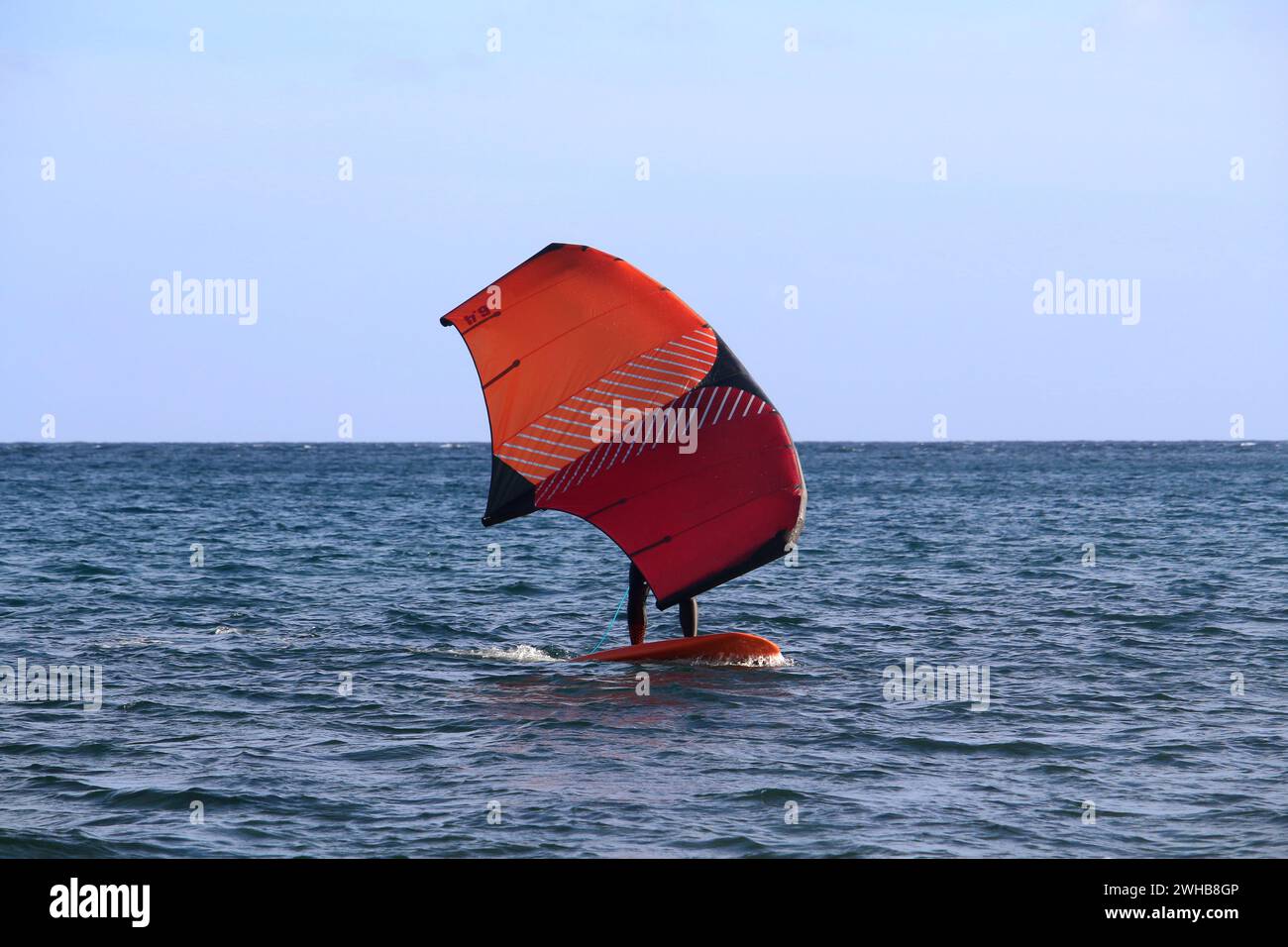 El ala más reciente del deporte del windsurf foiling en el mar (Isla de Tenerife, España) Foto de stock