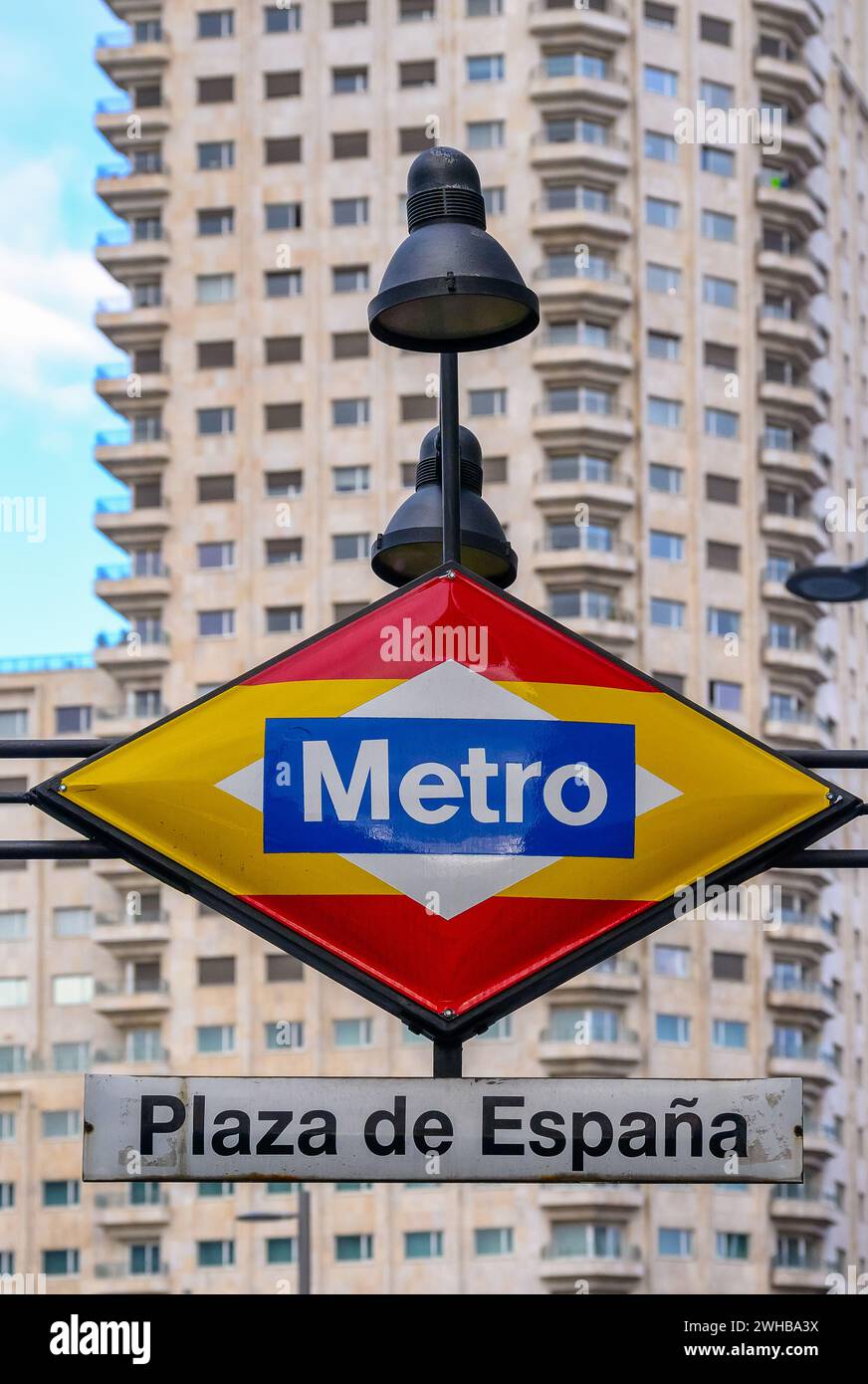 Señal de entrada leyendo Metro en la estación de metro Plaza de España, Madrid, España Foto de stock