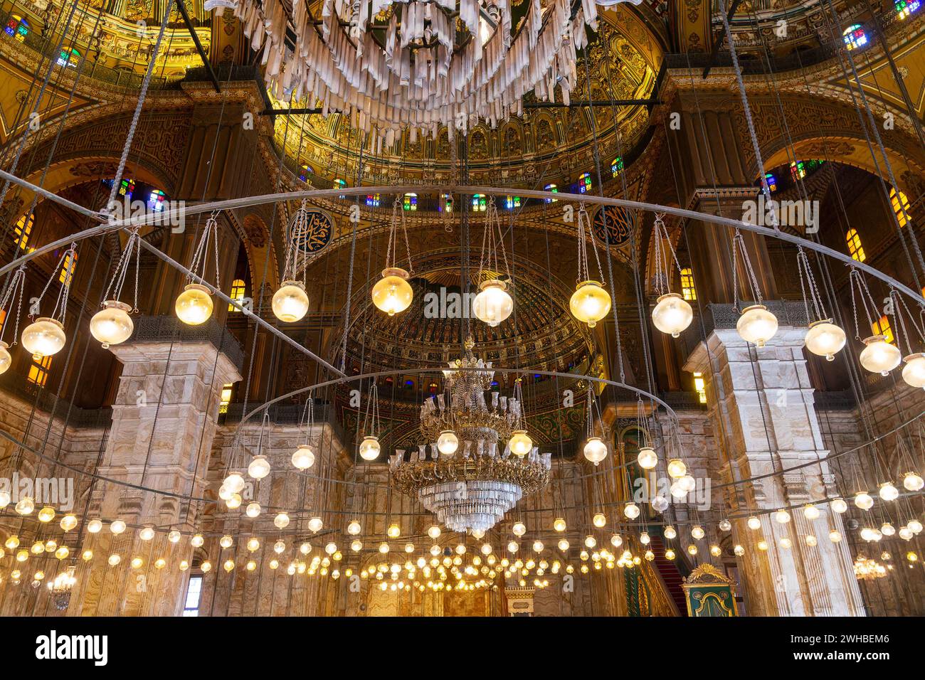 Luces y techo dentro de la mezquita Muhammad Ali (o mezquita de Alabastro) en la ciudadela de El Cairo, Egipto Foto de stock