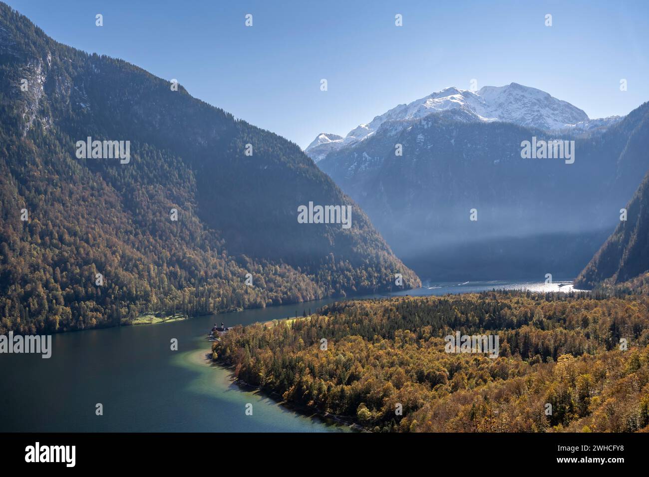 Vista del Koenigssee, desde el Rinnkendlsteig, bosque otoñal y montañas cubiertas de nieve, Parque Nacional Berchtesgaden, Berchtesgadener Land, Upper Foto de stock