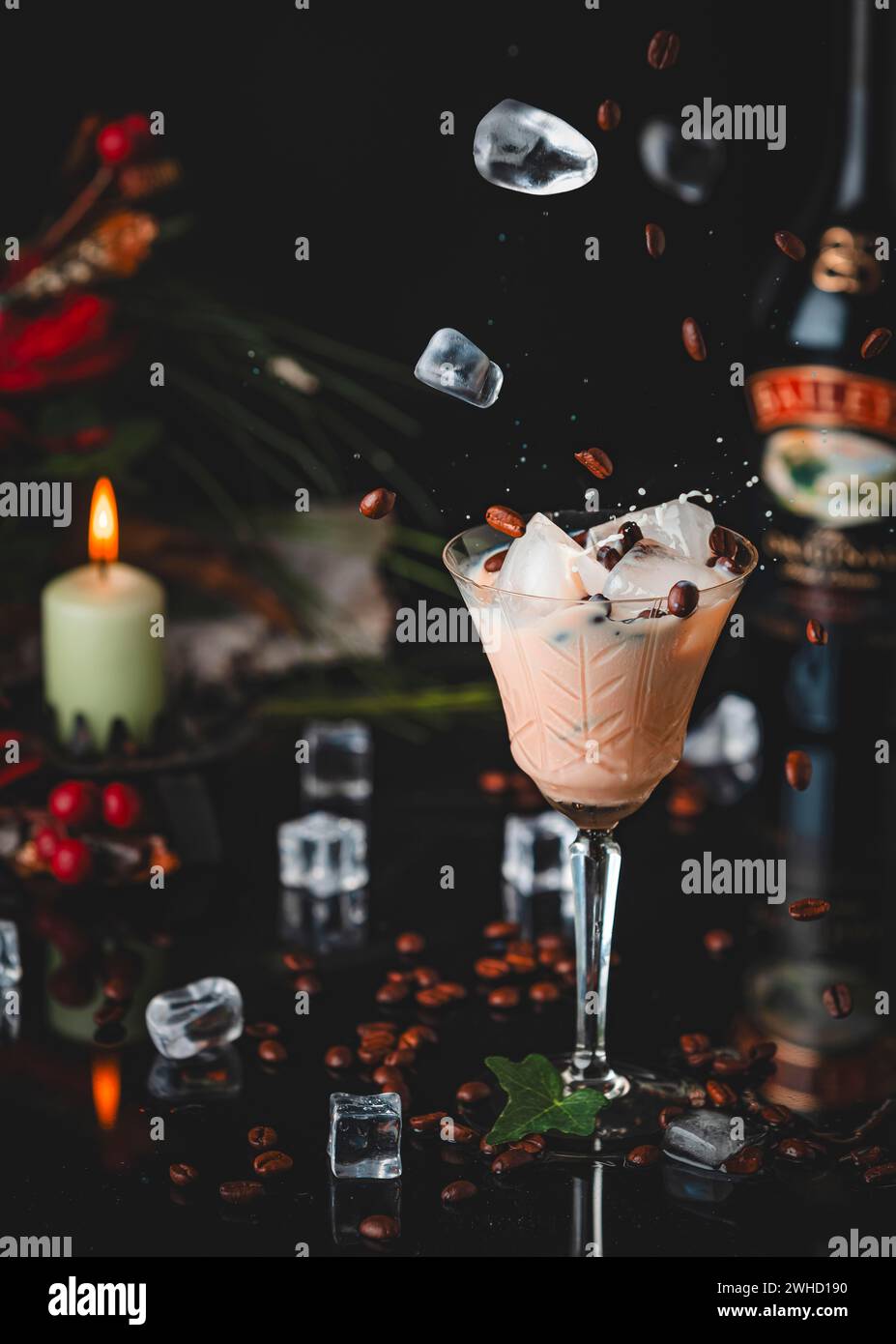 Una imagen atmosférica con una bebida, Baileys en un vaso, cubitos de hielo y granos de café Foto de stock