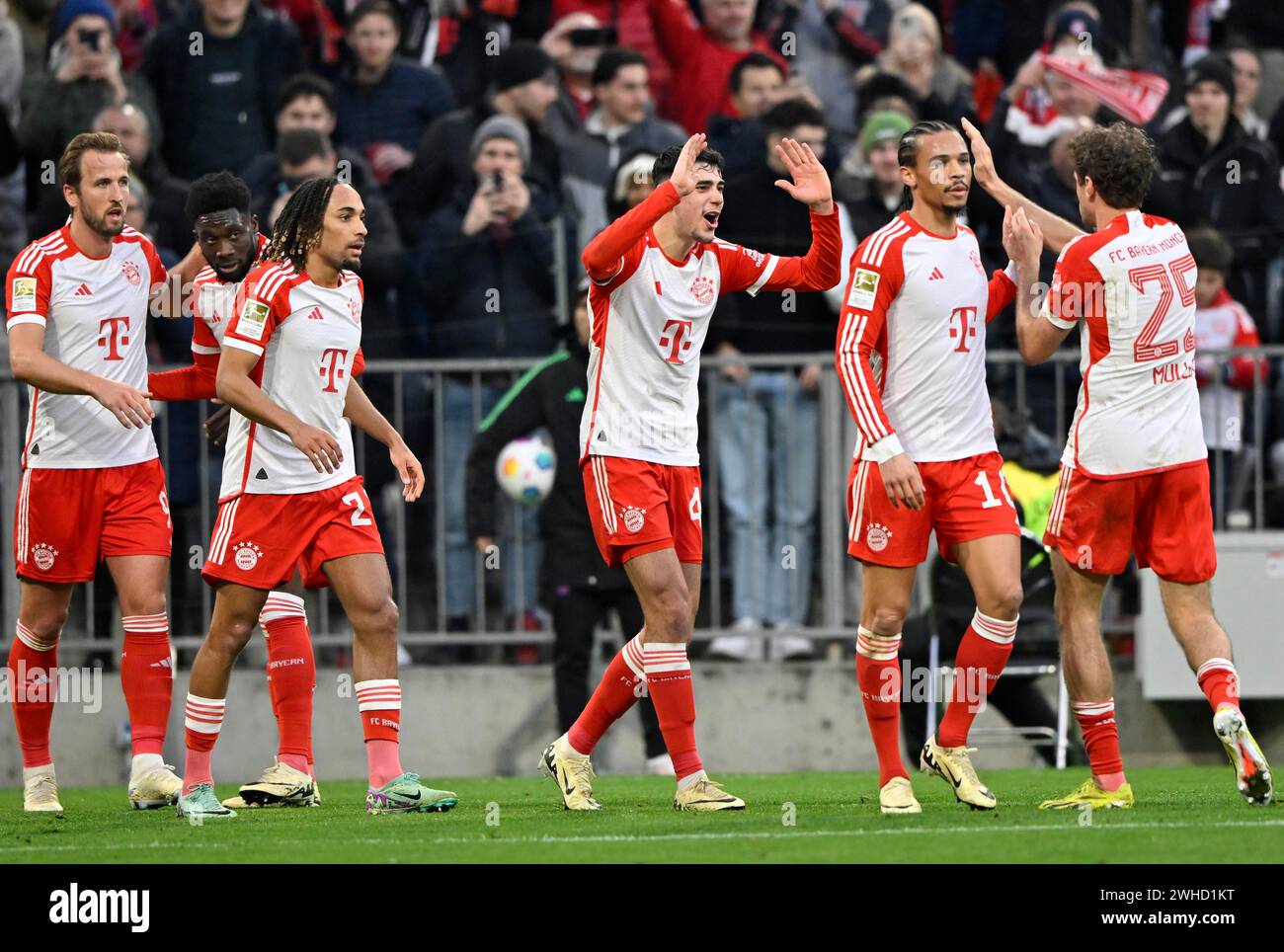 Harry Kane FC Bayern Munich FCB (09) Alphonso Davies Bayern FC Munich FCB (19) Sasha Boey FC Bayern Munich (23) Aleksandar Pavlovic FC Bayern Munich Foto de stock