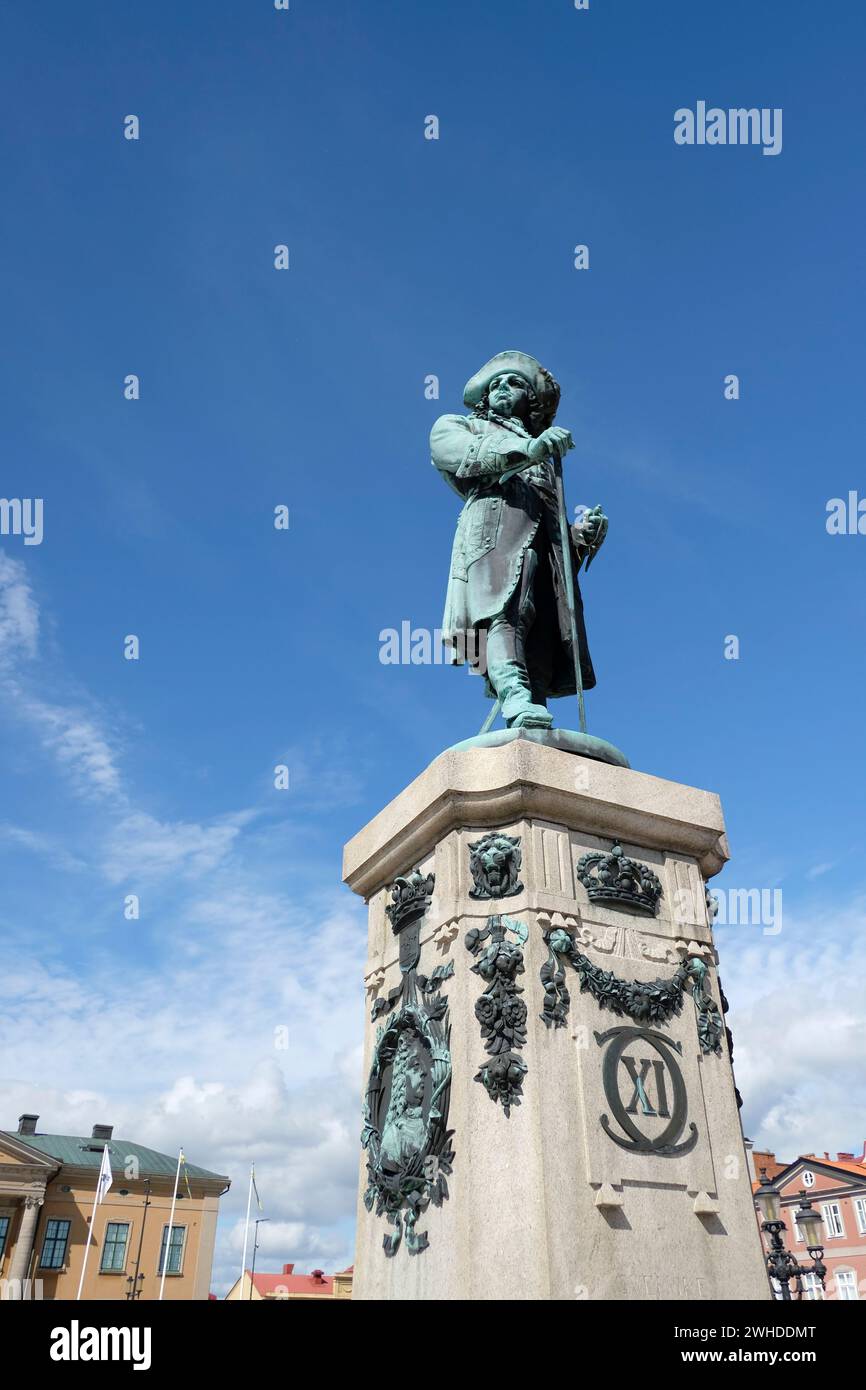 Suecia, Karlskrona, Stortorget, estatua del rey Karl XI Foto de stock
