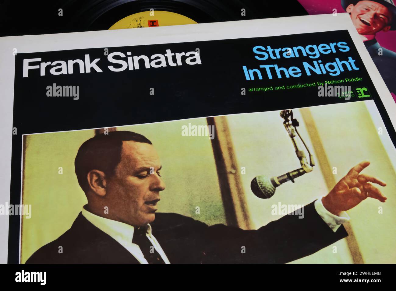 Viersen, Alemania - 9 de enero. 2024: Primer plano de Frank Sinatra disco de vinilo de la cubierta de extraños en las sesiones nocturnas 1966 Foto de stock