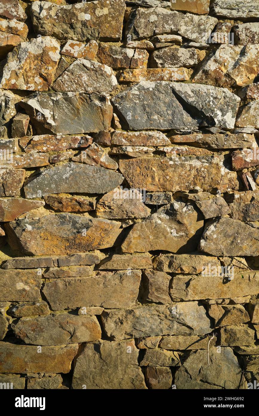 Viejo muro de piedra hecho de rocas de cerca Foto de stock