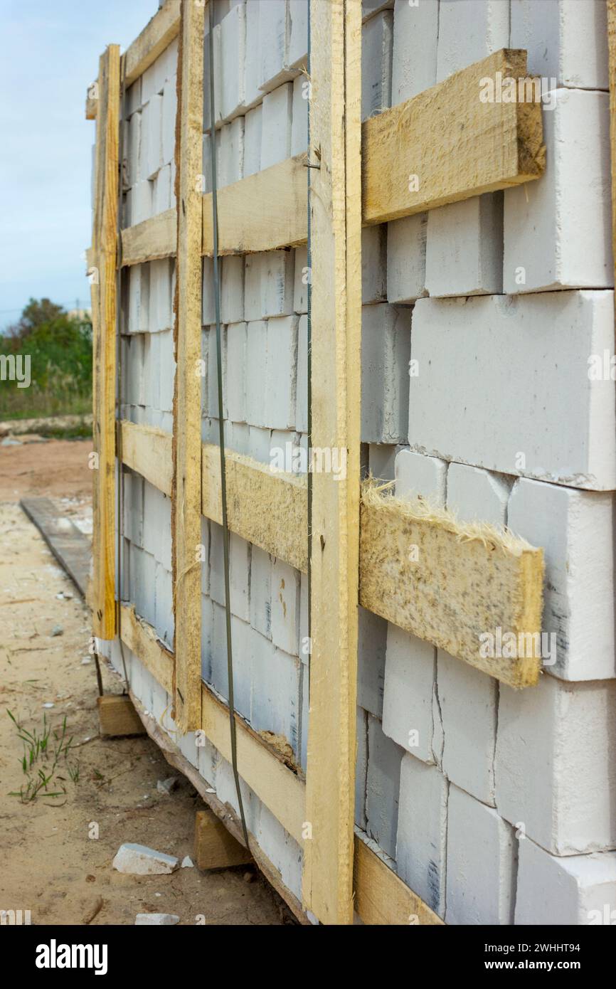 Lote embalado de bloques de construcción en el sitio de construcción Foto de stock