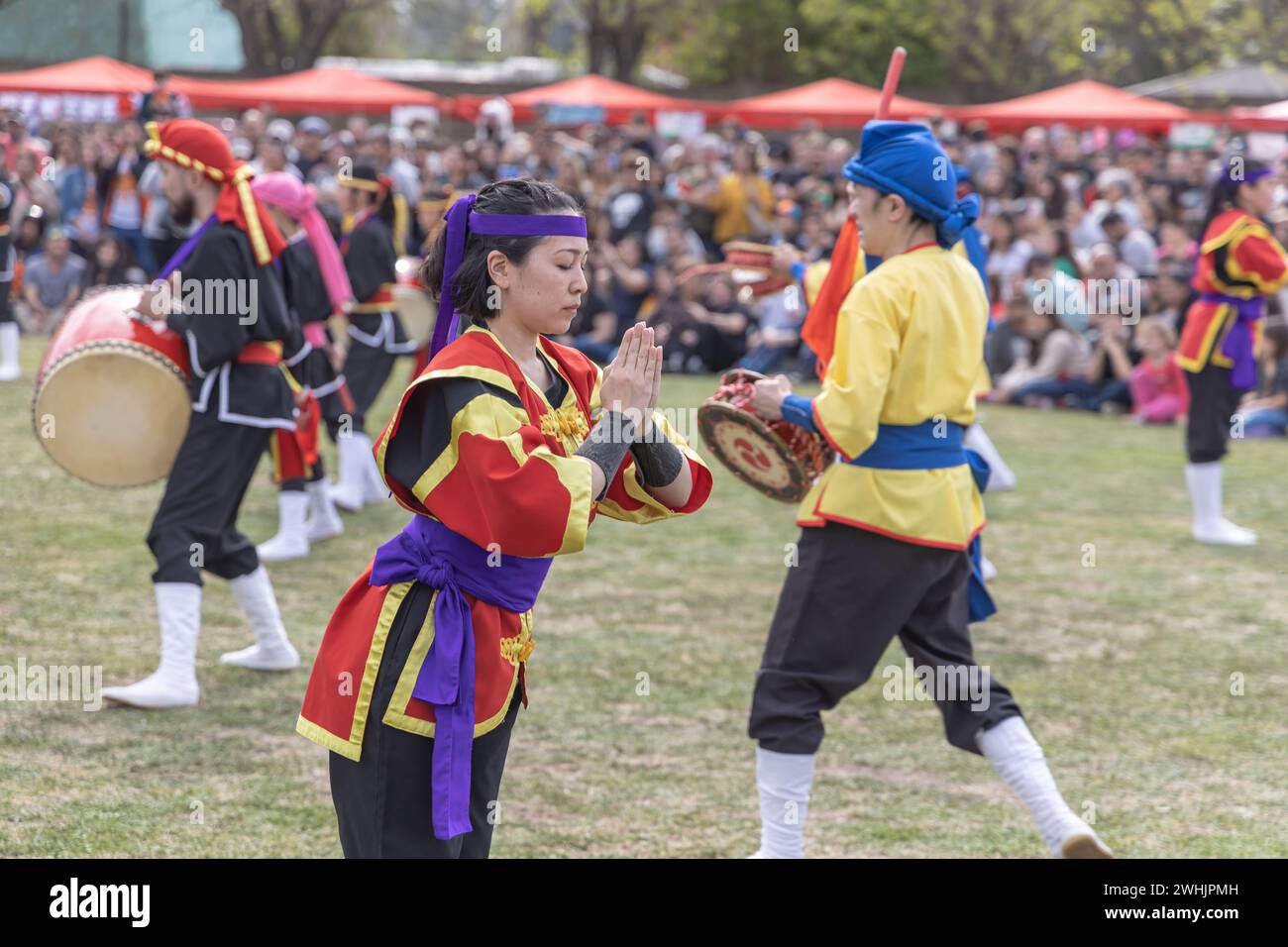 Buenos AIRES, ARGENTINA - 3 de febrero de 2024: Joven japonesa haciendo gesto de namaste. EISA (danza japonesa con batería) en Varela Matsuri. Foto de stock