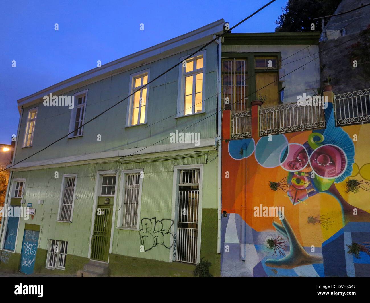 Valparaíso, Chile - jan 15 2014 Colorido arte callejero que decora casas en la ciudad portuaria de Valparaíso, Patrimonio de la Humanidad por la UNESCO, en Chile, los artistas locales utilizan Foto de stock