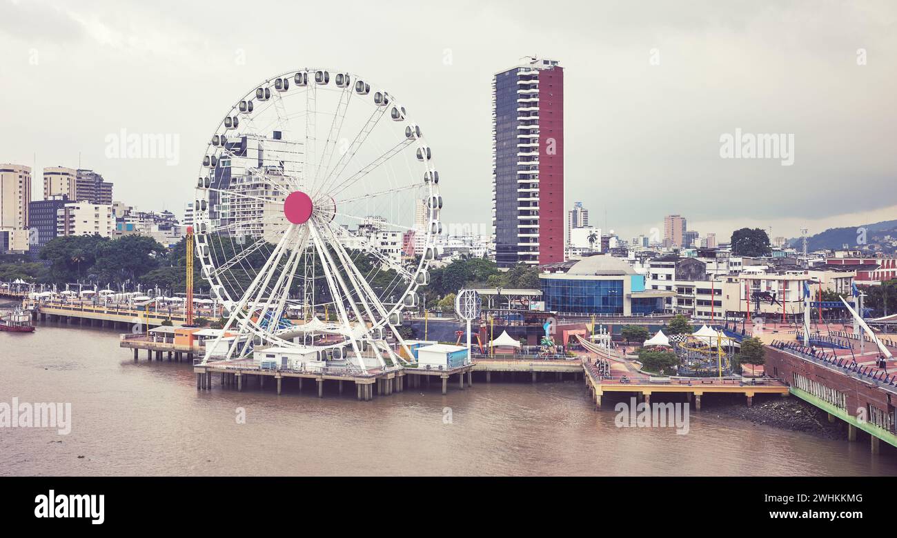 Vista aérea del panorama ribereño de Guayaquil, tonificación de color aplicada, Ecuador. Foto de stock