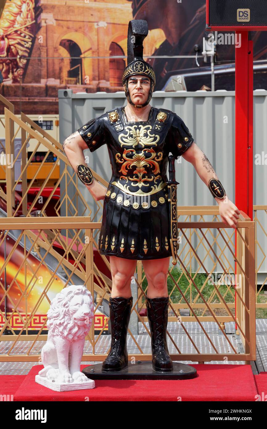 General romano, figura de tamaño natural frente a un paseo en el recinto ferial en la Feria del Rin de Düsseldorf, Düsseldorf, Renania del Norte-Westfalia, Alemania Foto de stock
