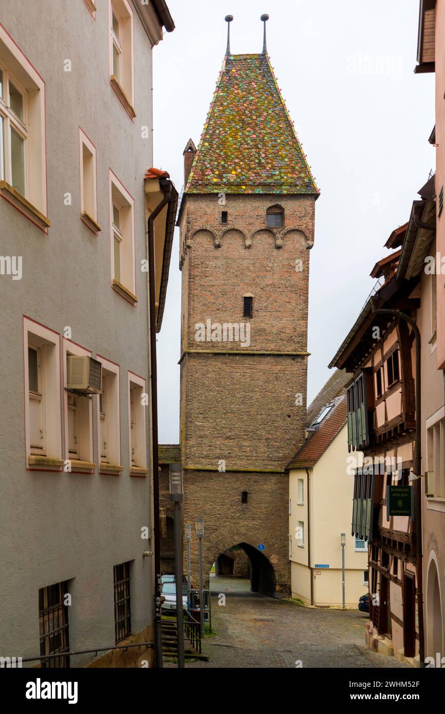 Torre del Carnicero, antigua torre de vigilancia en la muralla de la ciudad de Ulm frente a las orillas del Danubio, Alemania Foto de stock