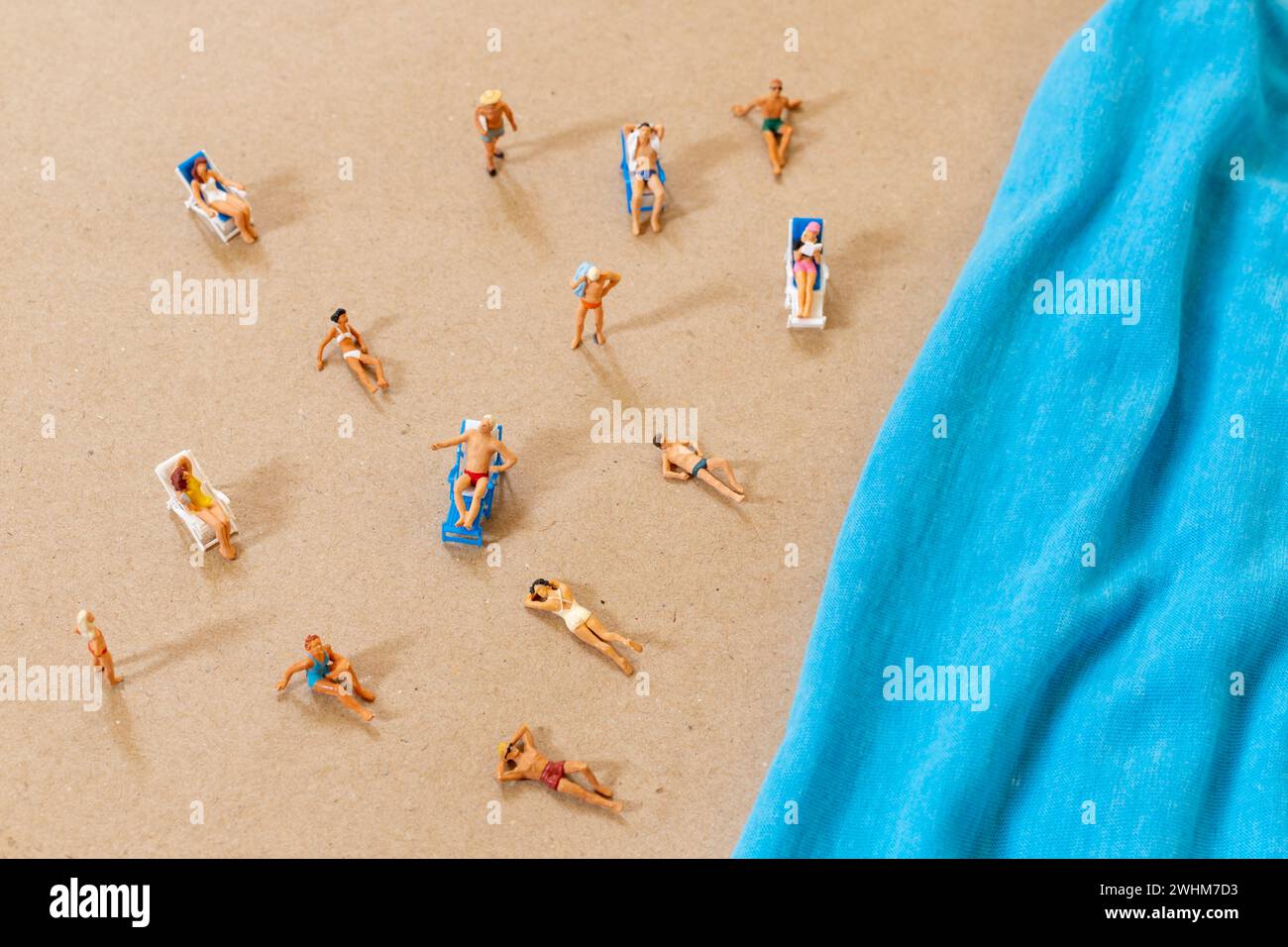 Una persona pequeña en un traje de baño se relaja en la playa en el verano Foto de stock