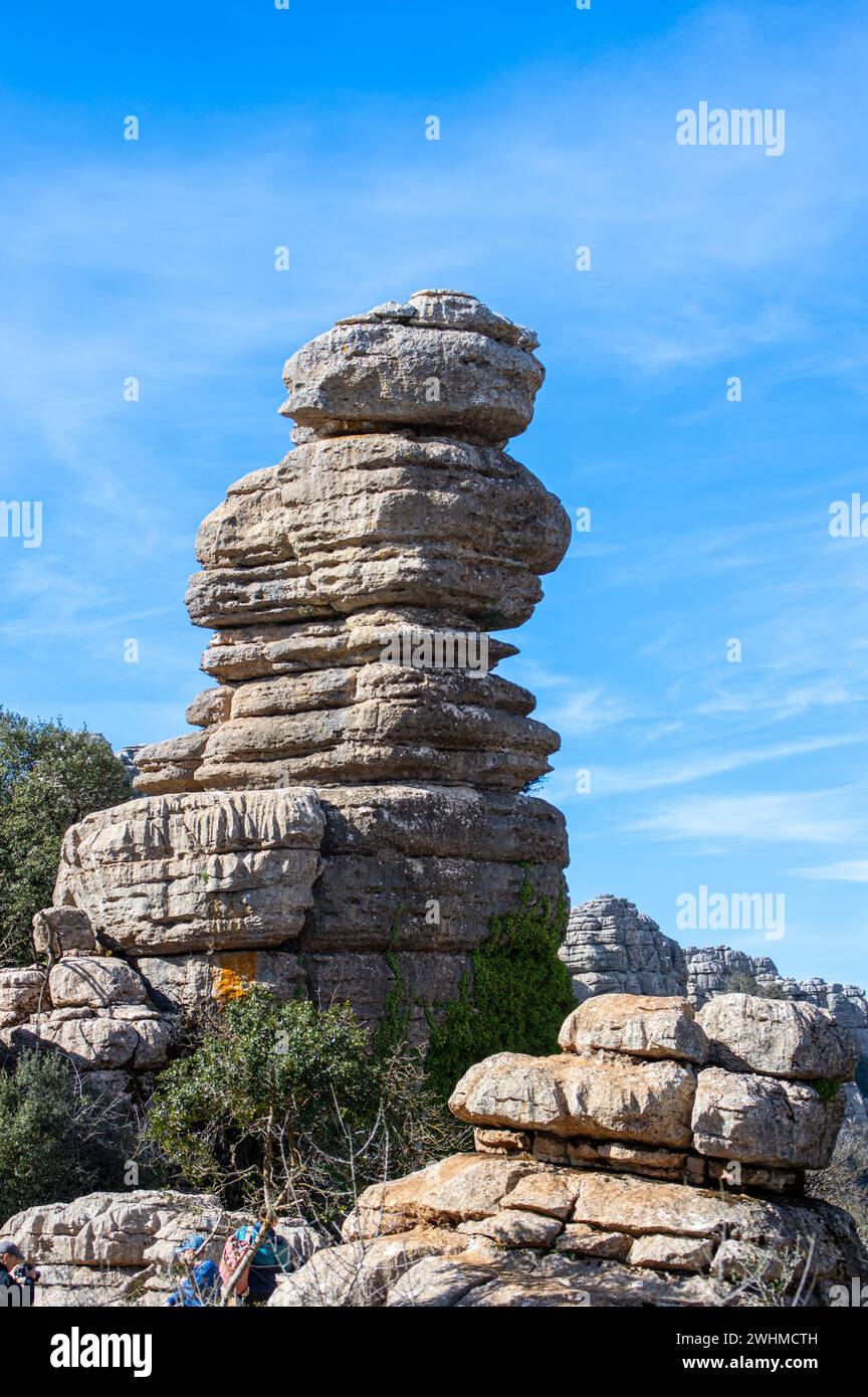 Senderismo por el Parque Nacional Torcal de Antequerra, formaciones rocosas de piedra caliza y conocido por las formas de paisaje kárstico inusuales en Andalucía, Málaga, España. Foto de stock