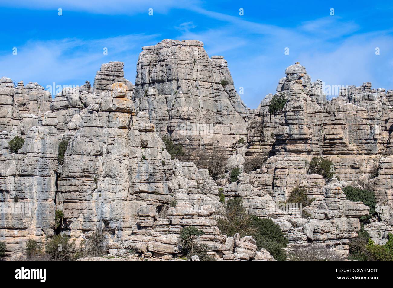 Senderismo por el Parque Nacional Torcal de Antequerra, formaciones rocosas de piedra caliza y conocido por las formas de paisaje kárstico inusuales en Andalucía, Málaga, España. Foto de stock