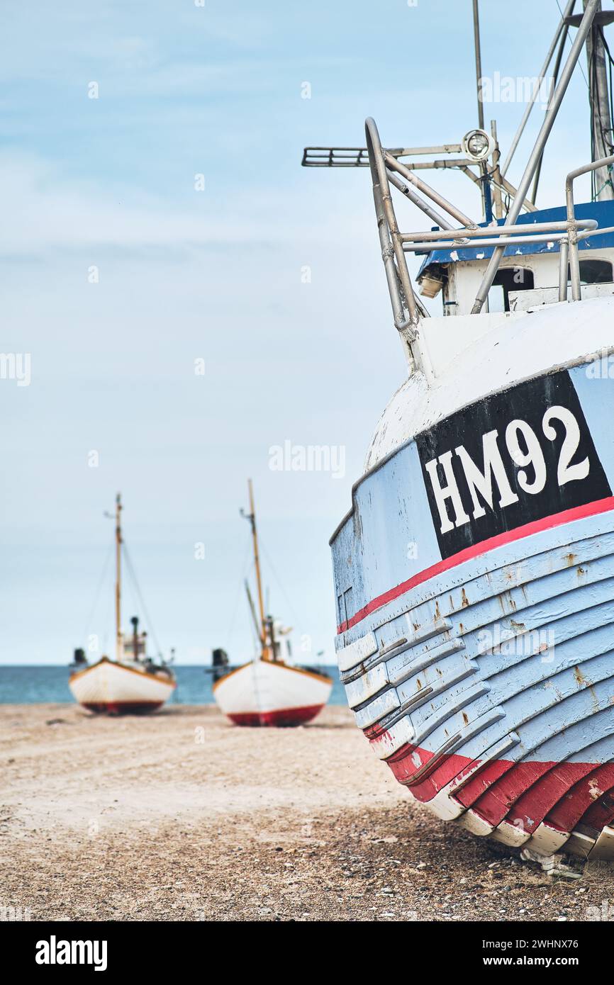 Múltiples barcos de pesca en Slettestrand en Dinamarca Foto de stock