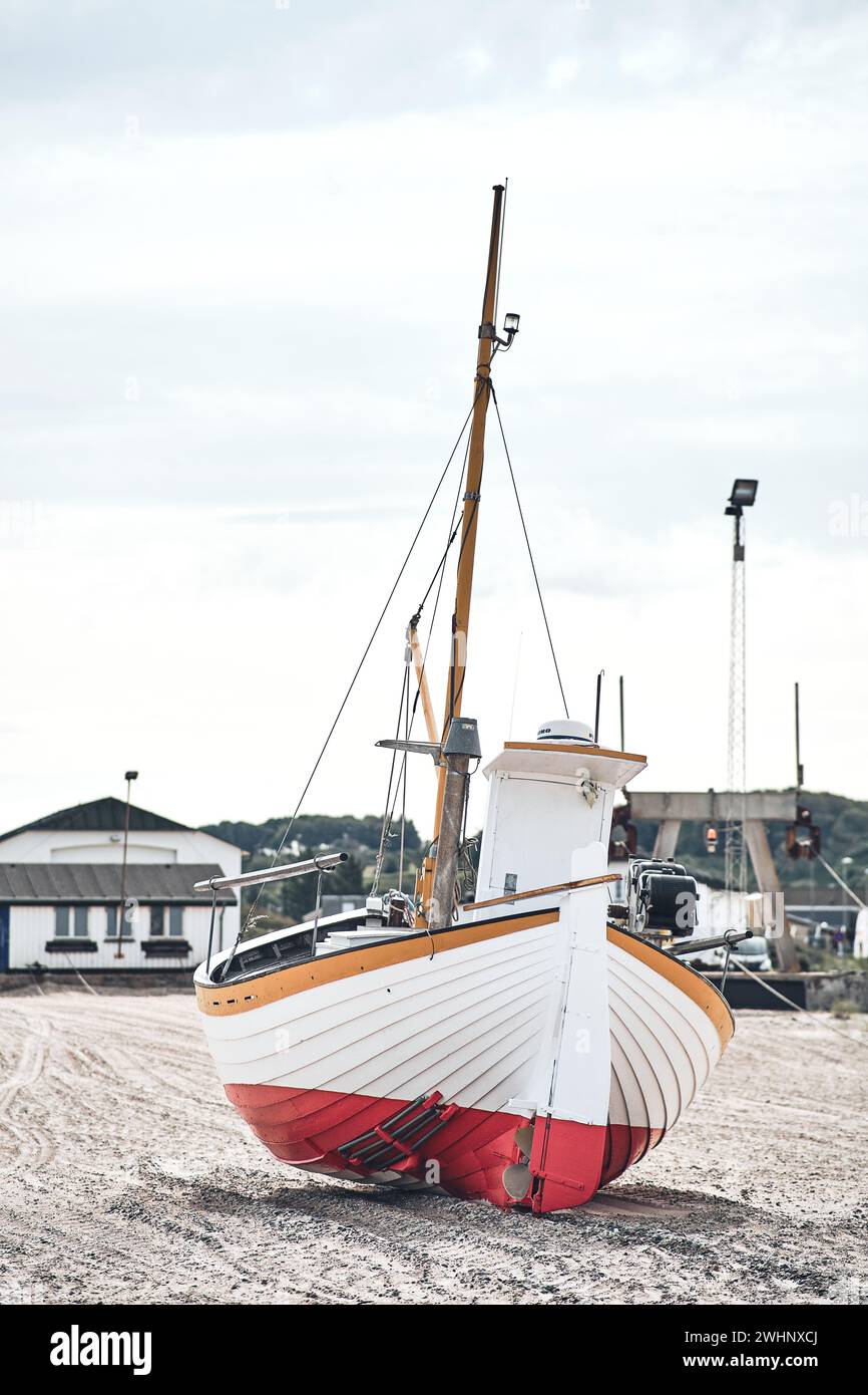 Antiguo barco de pesca en Slettestrand en Dinamarca Foto de stock