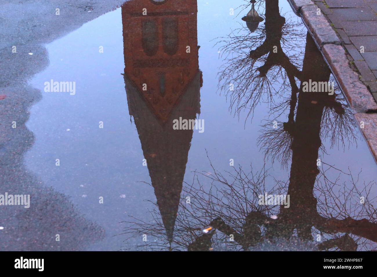 Der Turm der örtlichen Kirche spiegelt sich am Sonnabend 10.02.2024 en Warnemünde en einer Pfütze. Ver todos los detalles de für erwarten die Metrologen im Nordosten gelegentlich etwas regen und einen bedeckten Himmel. Dennoch lohnt es sich die Urlaubsorte entlang der Ostseeküste zu besuchen. Denn Mecklenburg Vorpommern hält mit 1700 kilometros Ostseeküste den sonnenreichsten Inseln in Deutschland und Sehenswürdigkeiten 2000 visto mit verschiedenen über zu jeder Jahreszeit zahlreiche Angebote für Touristen bereit. Cosas que hacer cerca de Wende dazu beigetragen, dass das Land Inzwischen zu den erfolgreichste Foto de stock