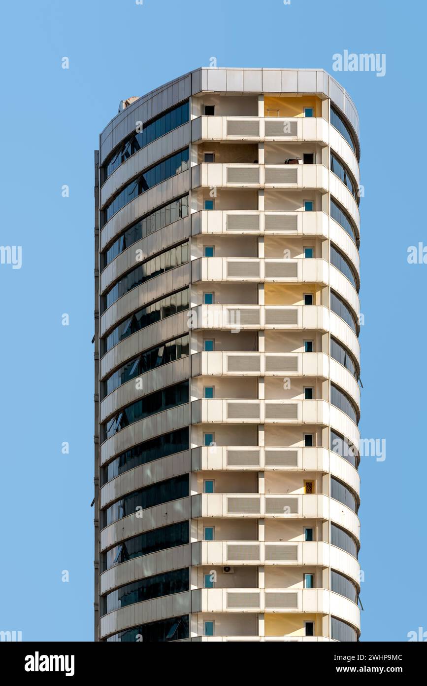 Muchas ventanas y paredes de fachada de un rascacielos moderno sin gente Foto de stock
