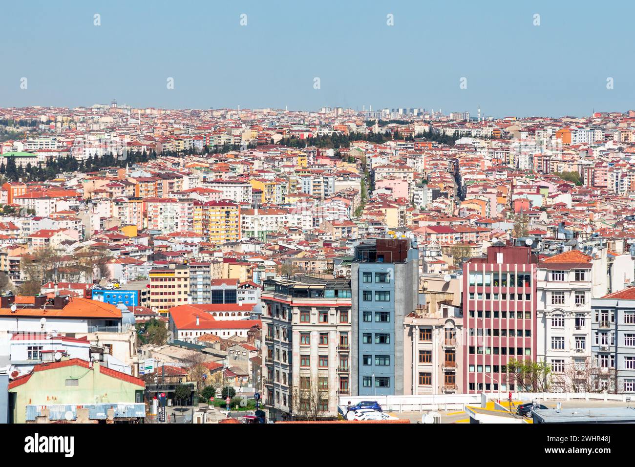 Parte europea de Estambul, Turquía, Turkiye, panorama en día soleado. Casas coloridas con techos rojos. Foto de stock