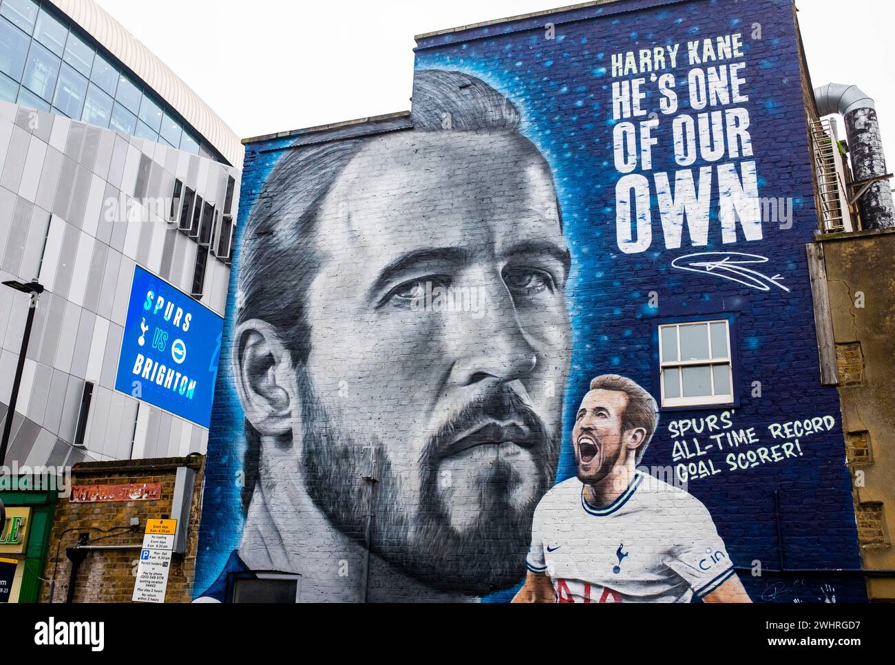 El mural homenaje a Harry Kane de MurWalls en Whitehall Street frente al estadio Tottenham Hotspur en High Road , Tottenham Haringey , Londres Reino Unido Foto de stock