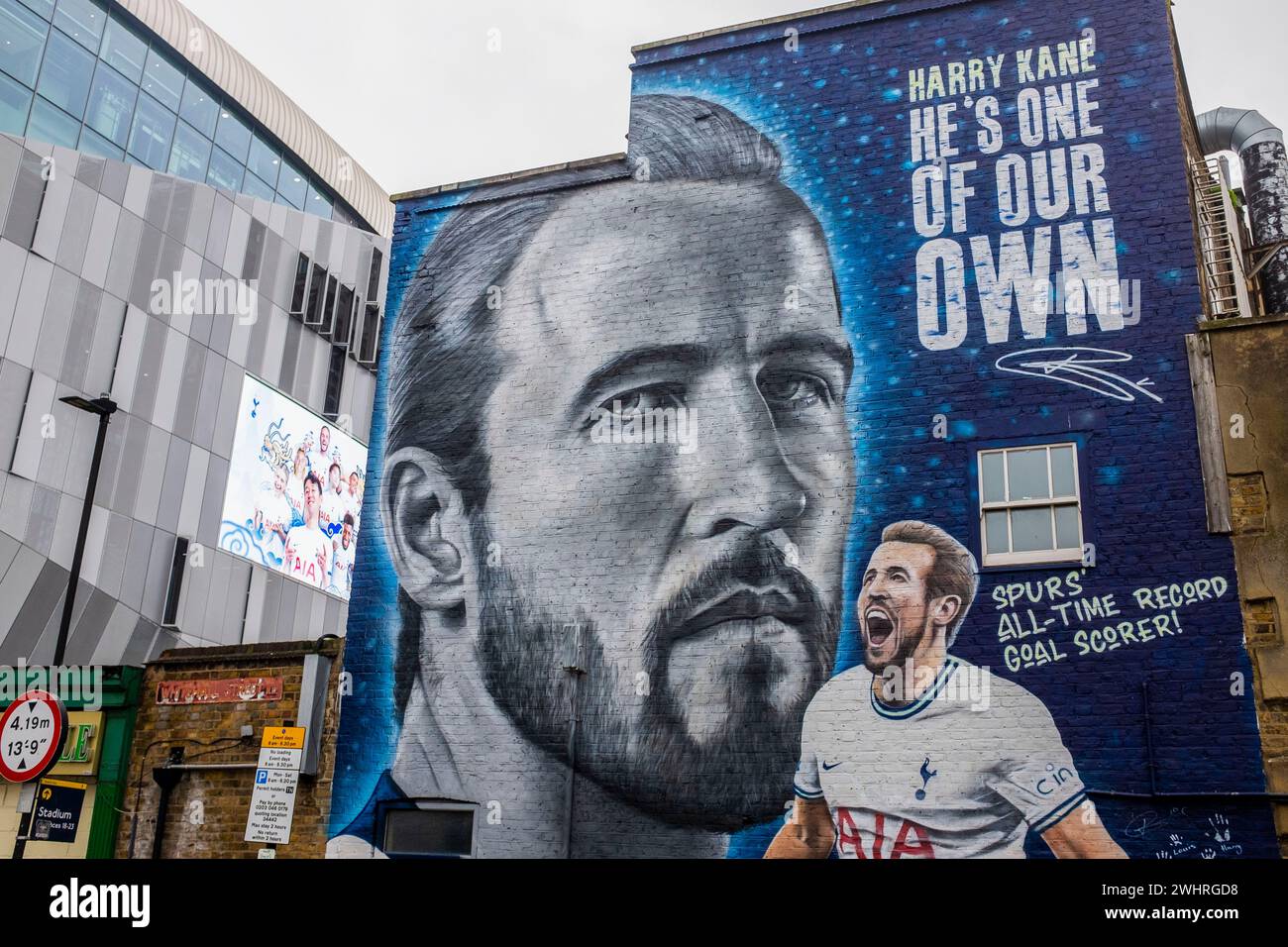 El mural homenaje a Harry Kane de MurWalls en Whitehall Street frente al estadio Tottenham Hotspur en High Road , Tottenham Haringey , Londres Reino Unido Foto de stock