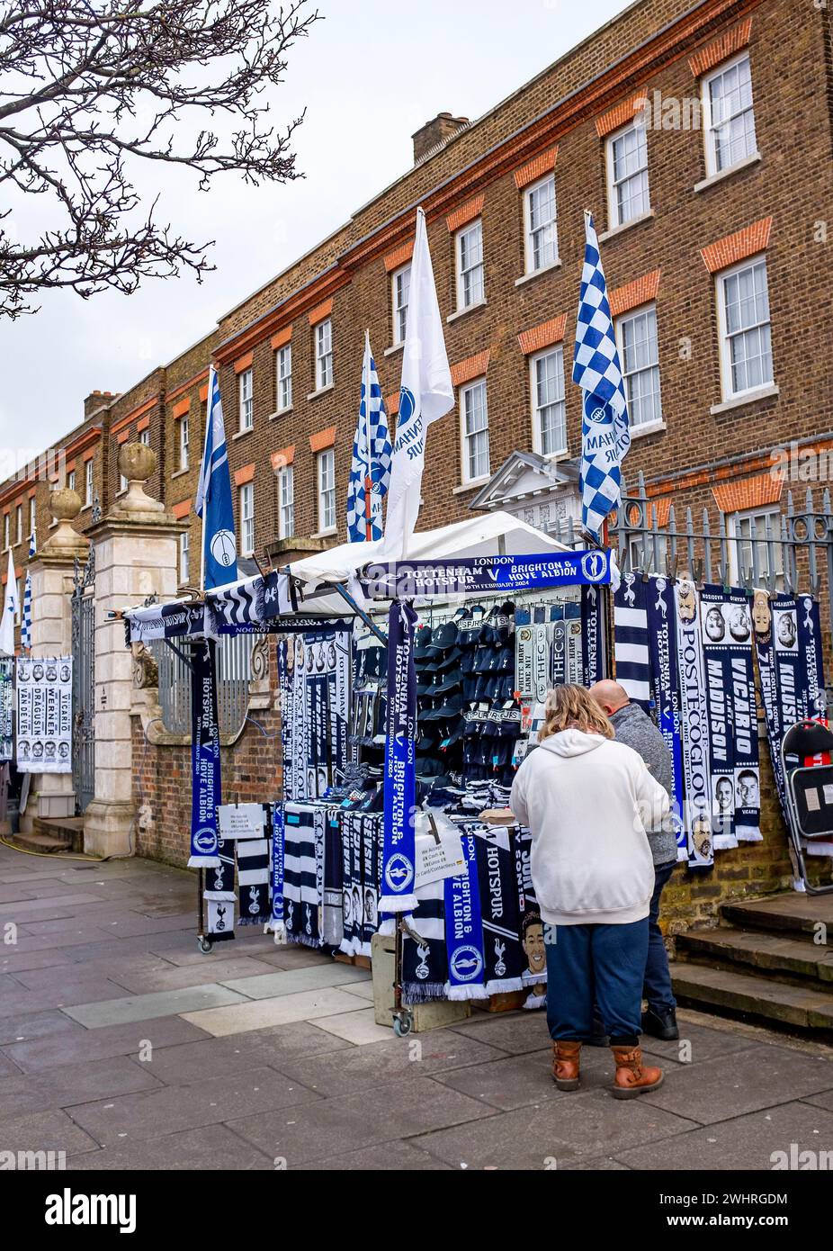 Vendedores de bufandas y banderas fuera del estadio Tottenham Hotspur, el condado de Haringey, el norte de Londres, Inglaterra, Reino Unido Foto de stock