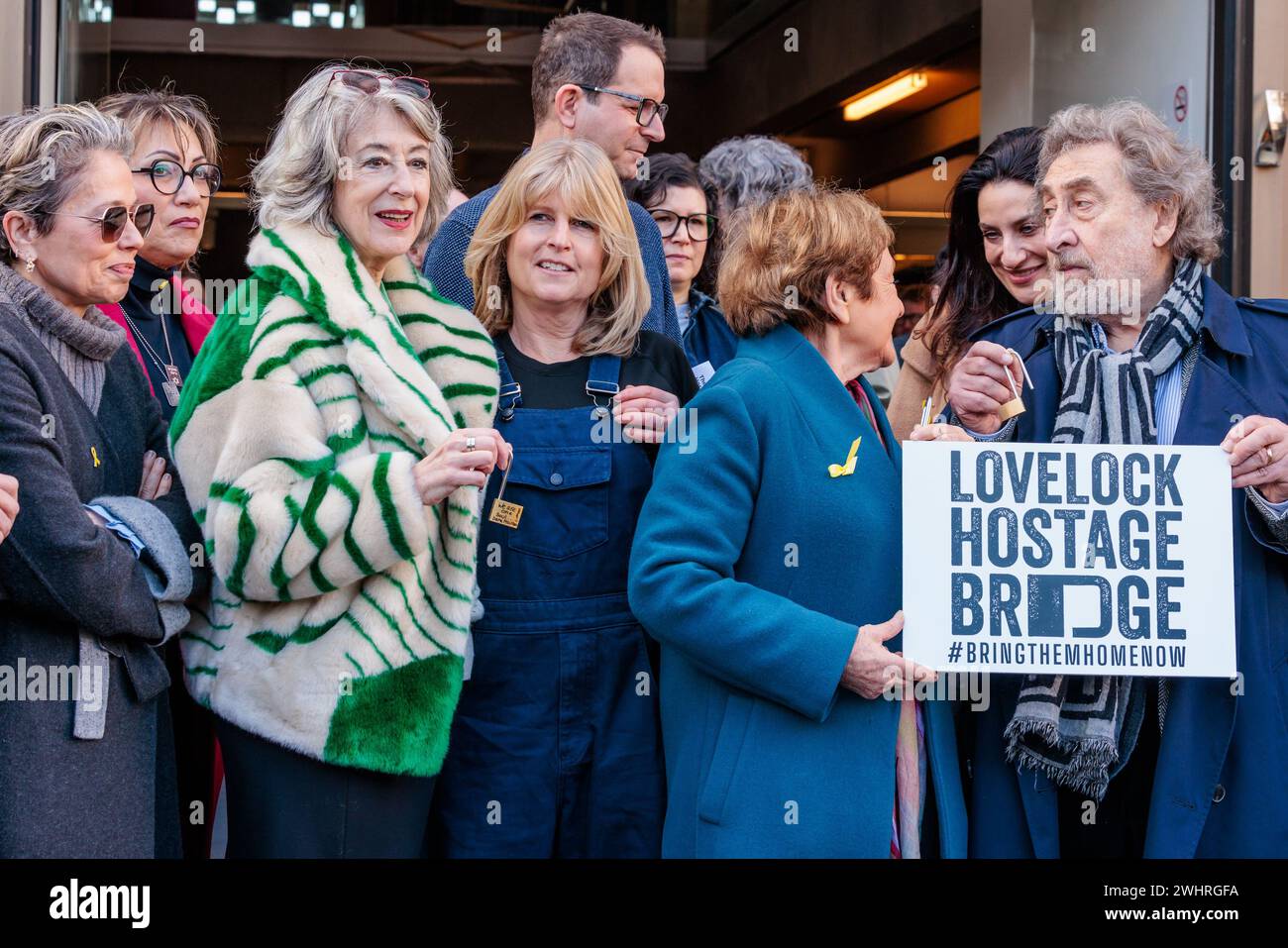 JW3, Londres, Reino Unido. 11 de febrero de 2024. Dame Maureen Lipman y Rachel Johnson en el lanzamiento del 'Lovelock Hostage Bridge' en JW3, el Centro Judío Comunitario de Londres. El puente Lovelock de rehenes es una nueva instalación que estará poblada por miles de candados autografiados para mostrar amor y solidaridad por los 136 rehenes restantes retenidos por Hamás en Gaza durante más de 128 días. y como un llamamiento a la comunidad internacional para que reanude sus esfuerzos para traerlos de vuelta a casa. Foto de Amanda Rose/Alamy Live News Foto de stock