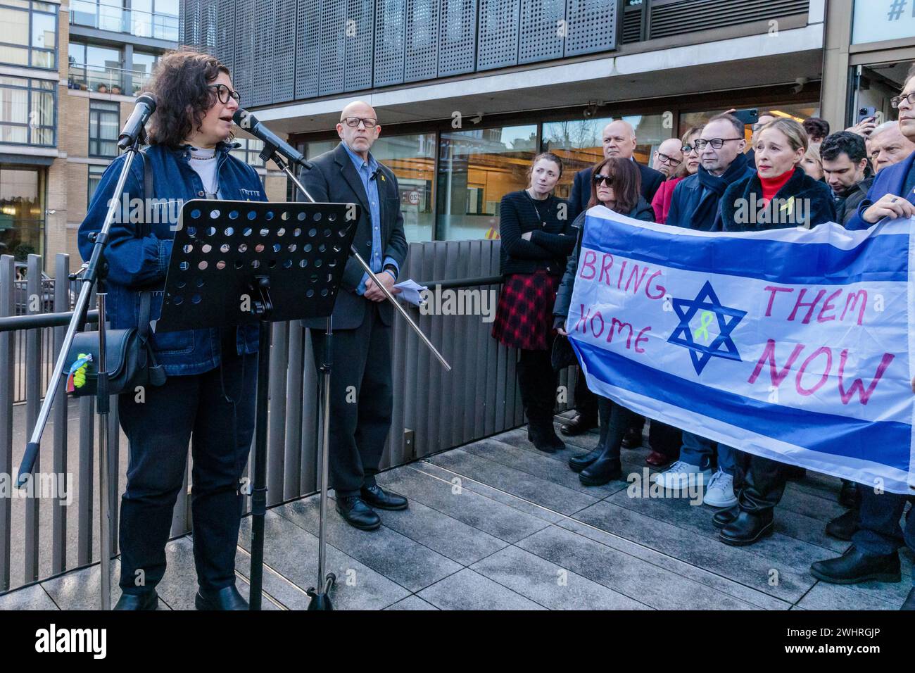 JW3, Londres, Reino Unido. 11 de febrero de 2024. Sharone Lifschitz, cuyo padre todavía está secuestrado, en el lanzamiento del 'Puente de rehenes Lovelock' en JW3, el Centro Comunitario Judío de Londres. El puente Lovelock de rehenes es una nueva instalación que estará poblada por miles de candados autografiados para mostrar amor y solidaridad por los 136 rehenes restantes retenidos por Hamás en Gaza durante más de 128 días. y como un llamamiento a la comunidad internacional para que reanude sus esfuerzos para traerlos de vuelta a casa. Foto de Amanda Rose/Alamy Live News Foto de stock