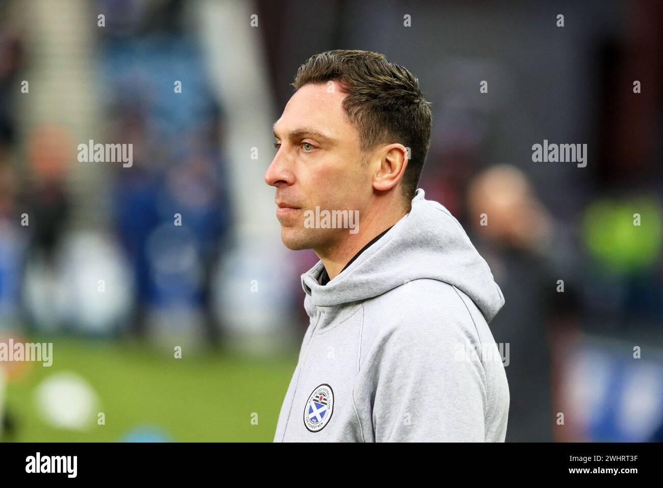 Scott Brown, gerente del club de fútbol Ayr United, vio al equipo durante una sesión de entrenamiento. Scott Brown fue anteriormente un futbolista profesional Foto de stock