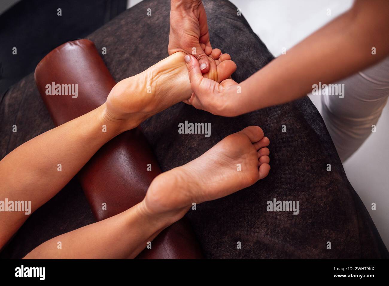 Cerca del pie femenino recibiendo un masaje suave Foto de stock