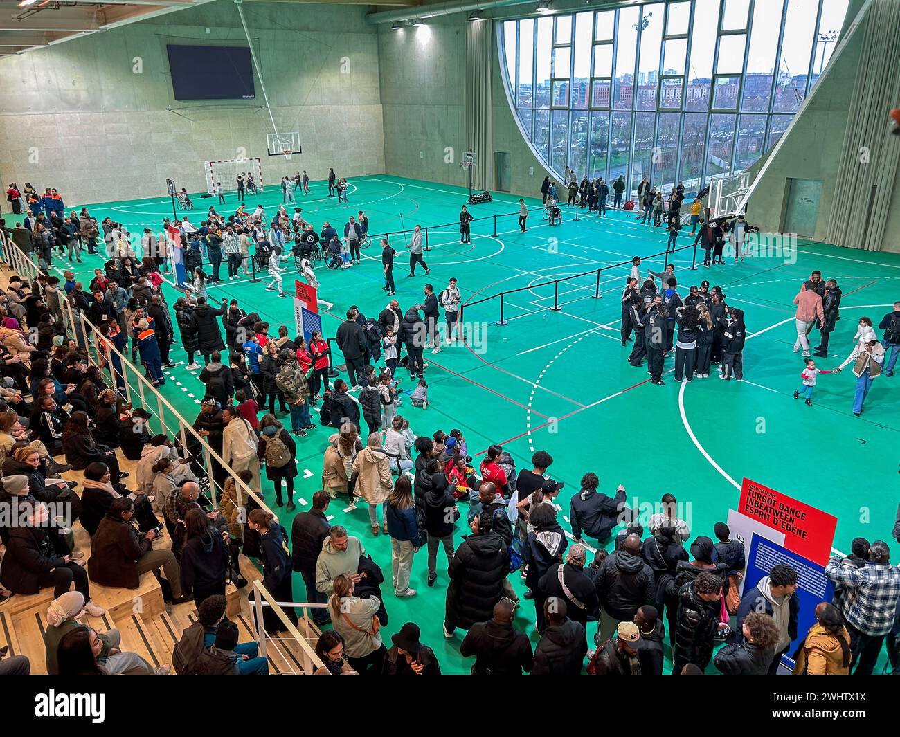 París, Francia, gran ángulo, gente grande, público, Adidas Arena, Deportes, París 2024, Edificio de Juegos Olímpicos, Apertura al público, interior, Gimnasio Foto de stock