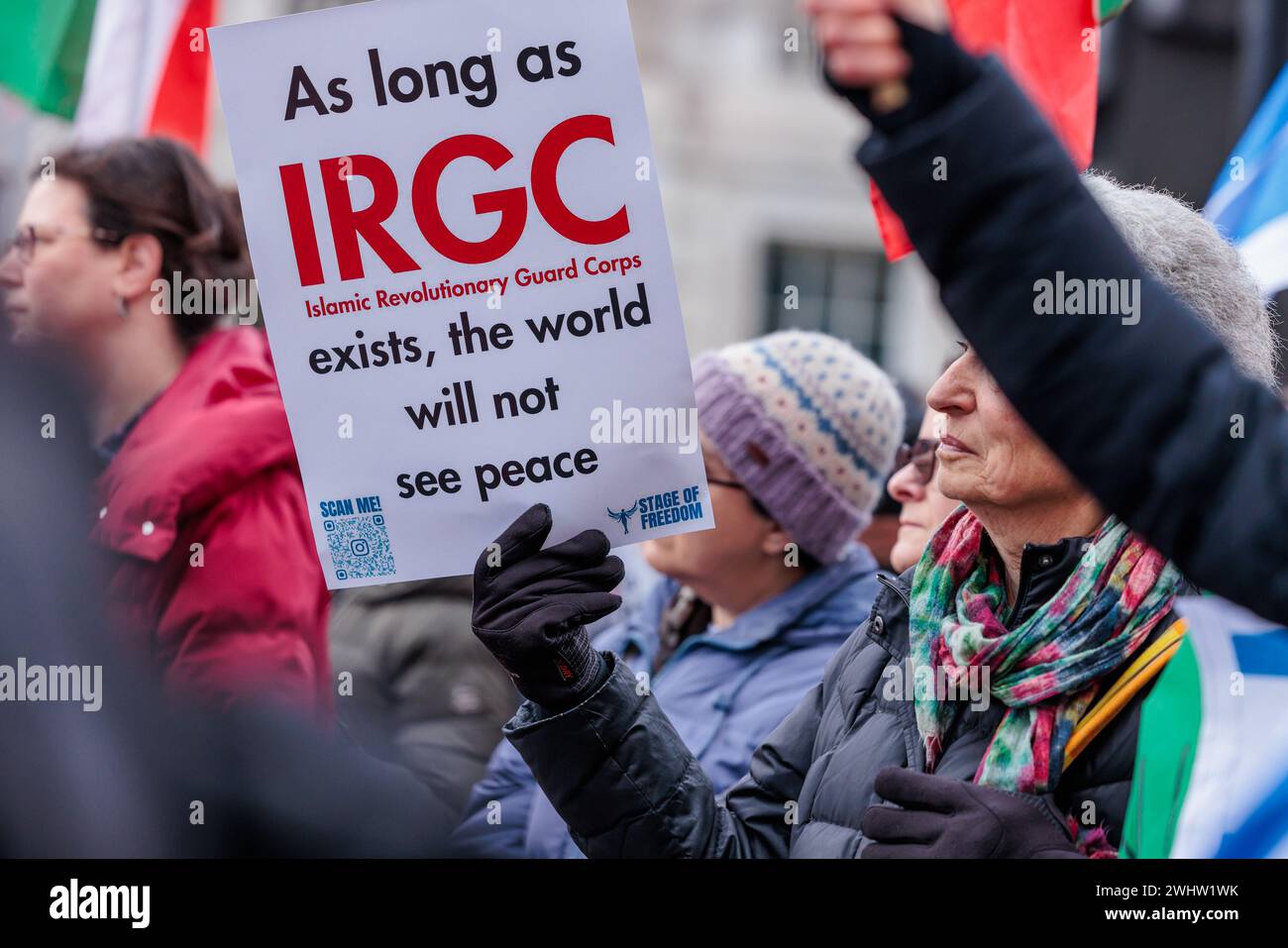 Whitehall, Londres, Reino Unido. 11 de febrero de 2024. La diáspora británica iraní y sus partidarios protestan contra el régimen en el 45 aniversario de la Revolución de 1979 en una manifestación en el Etapa de la Libertad en Londres. La mayoría de los iraníes consideran al Cuerpo de la Guardia Revolucionaria Islámica (CGRI), que tiene un papel en casi todos los aspectos de la política y la sociedad iraníes, como un obstáculo para la vida que quieren vivir. Muchos también ven al CGRI como una organización terrorista debido a su conducta brutal y represiva y al financiamiento del terrorismo en el extranjero y están pidiendo un Irán libre y democrático. Foto de Amanda Rose/Alamy Live News Foto de stock