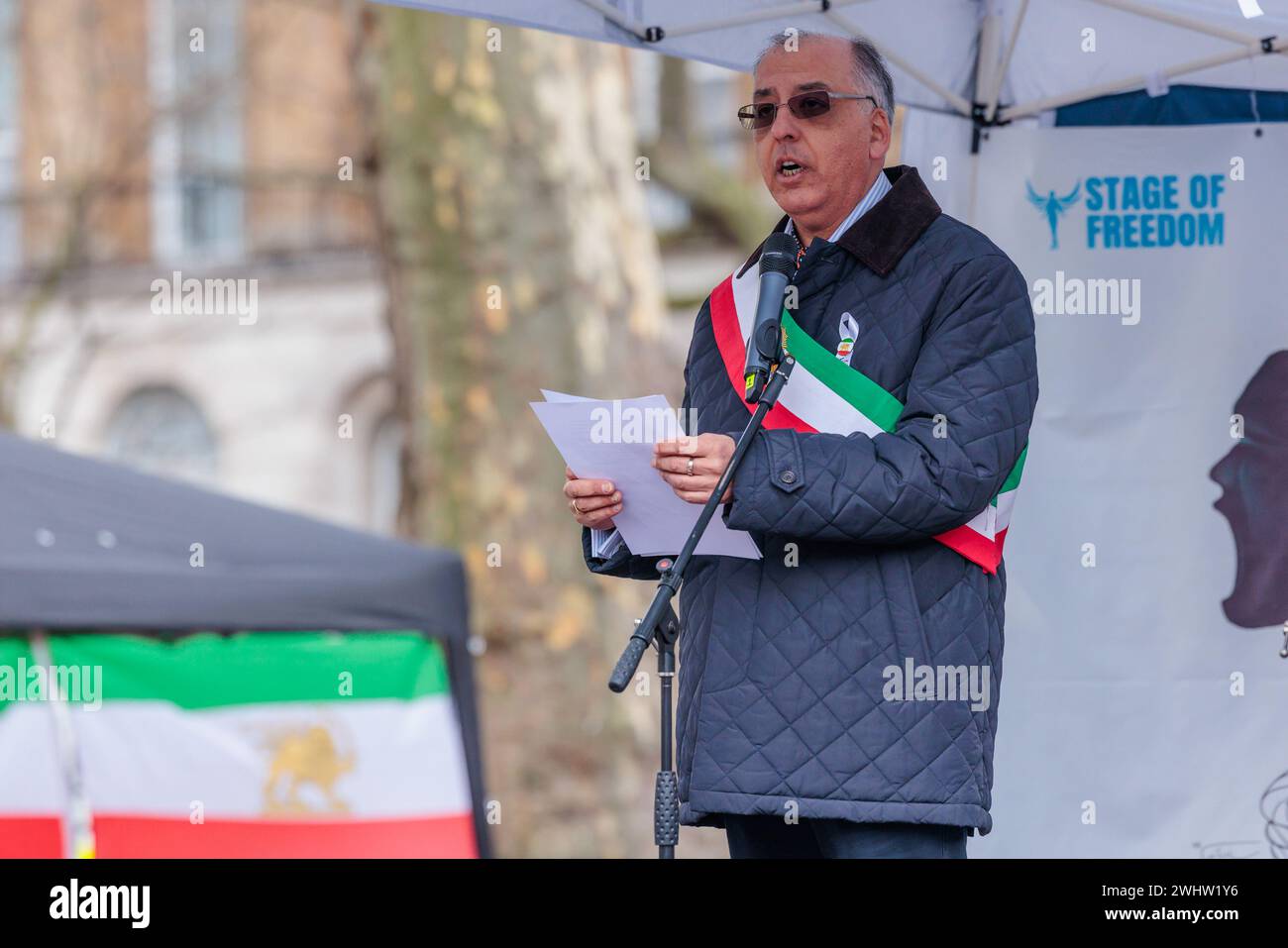 Whitehall, Londres, Reino Unido. 11 de febrero de 2024. Afshin Peyravi, director de la Asociación de Derechos Humanos Iraníes, habla en un evento de la Etapa de la Libertad donde la diáspora británica iraní y sus partidarios protestan contra el régimen en el 45 aniversario de la Revolución de 1979. La mayoría de los iraníes consideran al Cuerpo de la Guardia Revolucionaria Islámica (CGRI), que tiene un papel en casi todos los aspectos de la política y la sociedad iraníes, como un obstáculo para la vida que quieren vivir. Foto de Amanda Rose/Alamy Live News Foto de stock