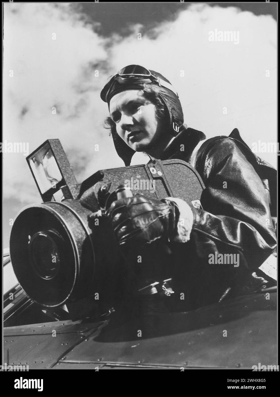 La Sargenta DE Marina Grace L. Wyman practica la fotografía aérea en la Estación Aérea del Cuerpo de Marines de los Estados Unidos en Cherry Point, en el estado sureño de Carolina del Norte. La fotografía aérea es uno de los muchos trabajos importantes asumidos por las mujeres marines para liberar a los hombres para el servicio de combate. Reserva de Mujeres del Cuerpo de Marines de los Estados Unidos. Foto de stock