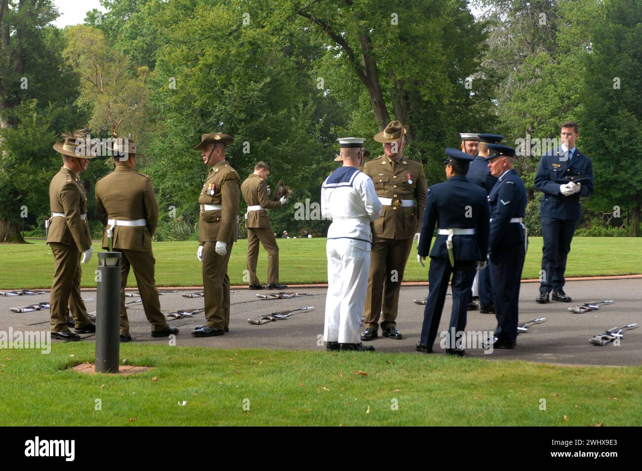 Guardia armada del Sr. Pierre-André Imbert, Embajador de Francia, para presentar sus cartas de crédito en la Casa de Gobierno, Canberra, ACT, Australia. Foto de stock
