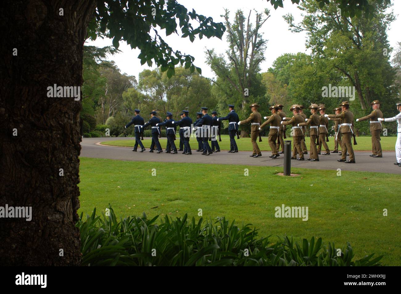 Guardia armada del Sr. Pierre-André Imbert, Embajador de Francia, para presentar sus cartas de crédito en la Casa de Gobierno, Canberra, ACT, Australia. Foto de stock